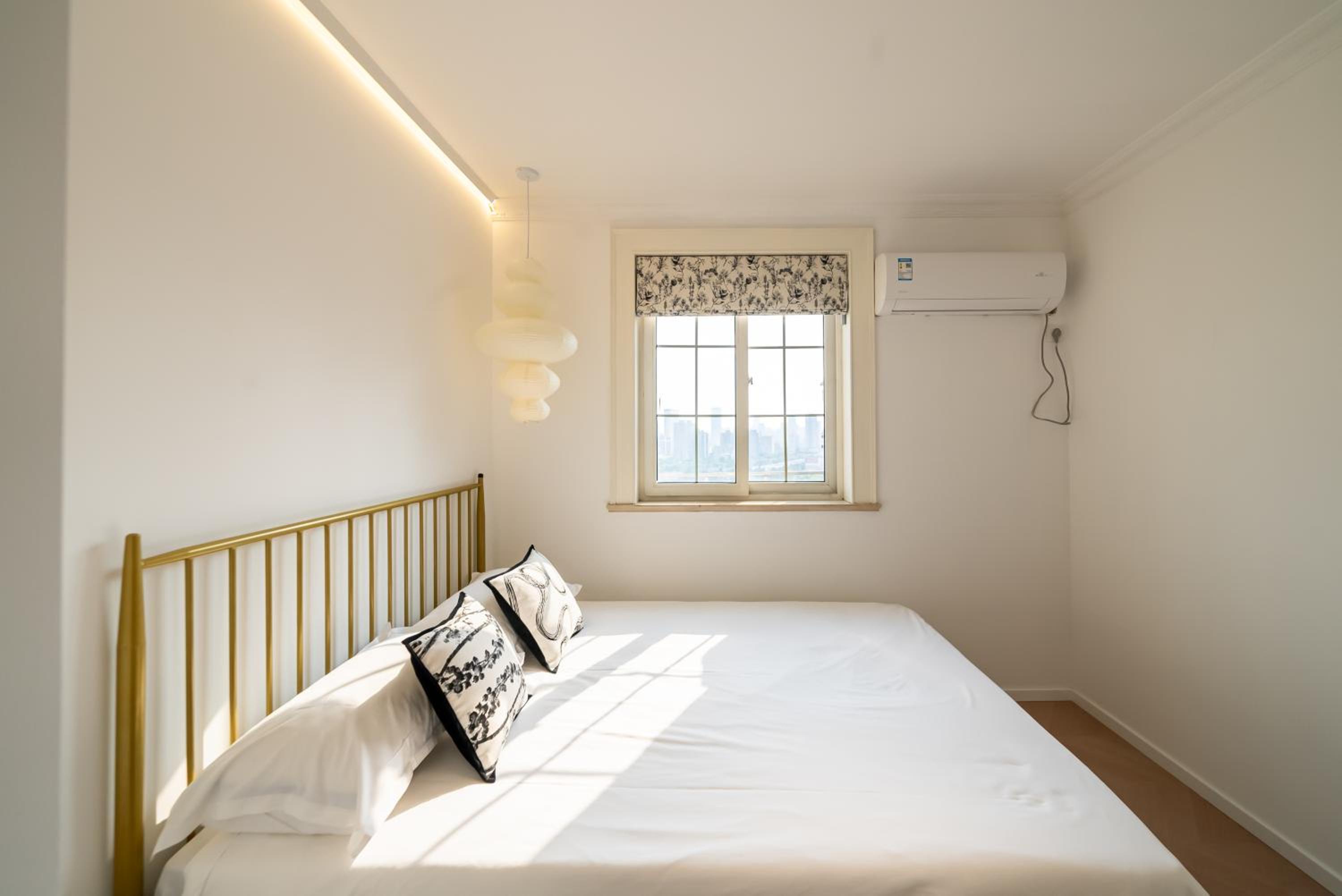 Yi Du Home with City & Tower Views-Walk to People's Sq & Xintiandi, Cards OK