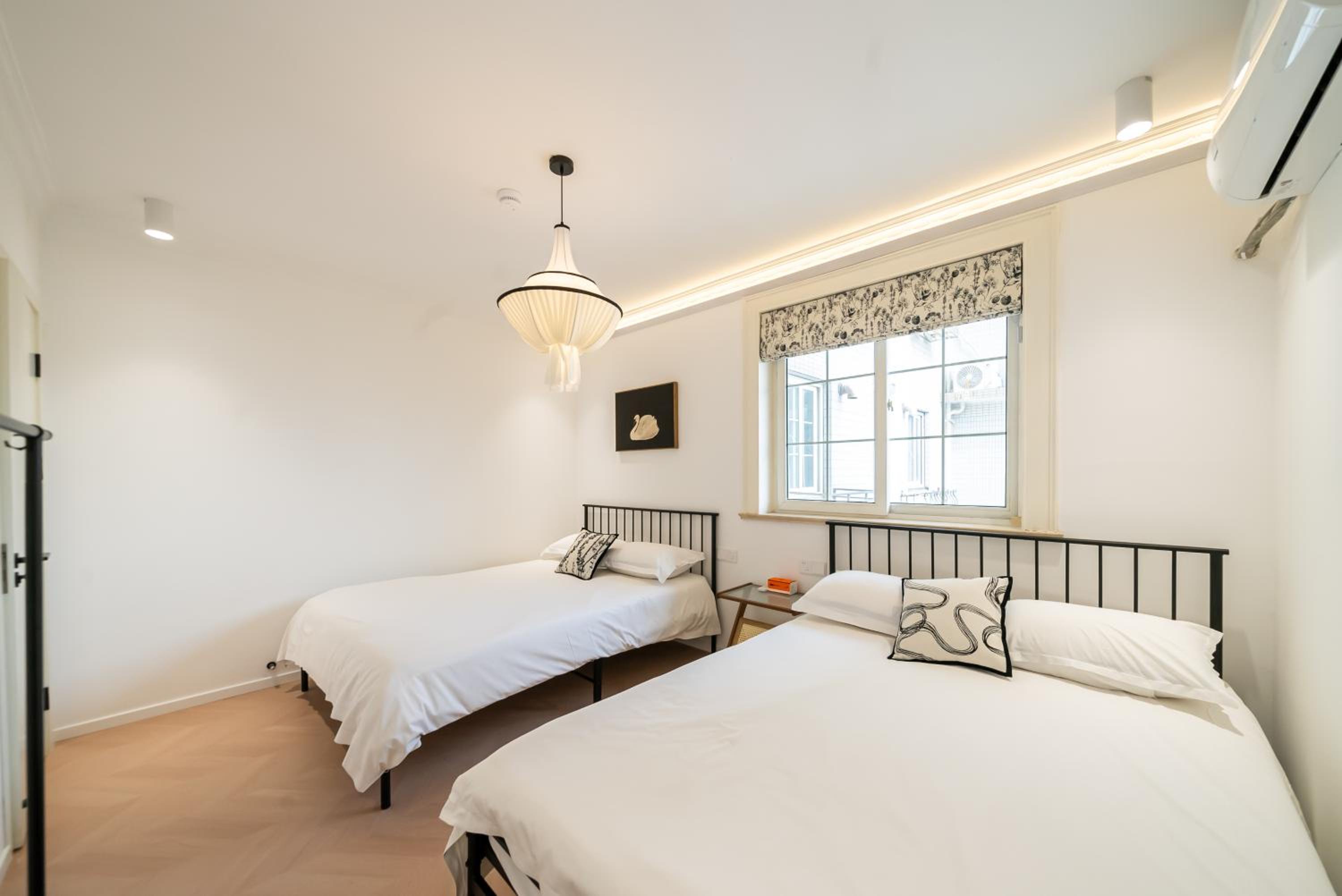Yi Du Home with City & Tower Views-Walk to People's Sq & Xintiandi, Cards OK