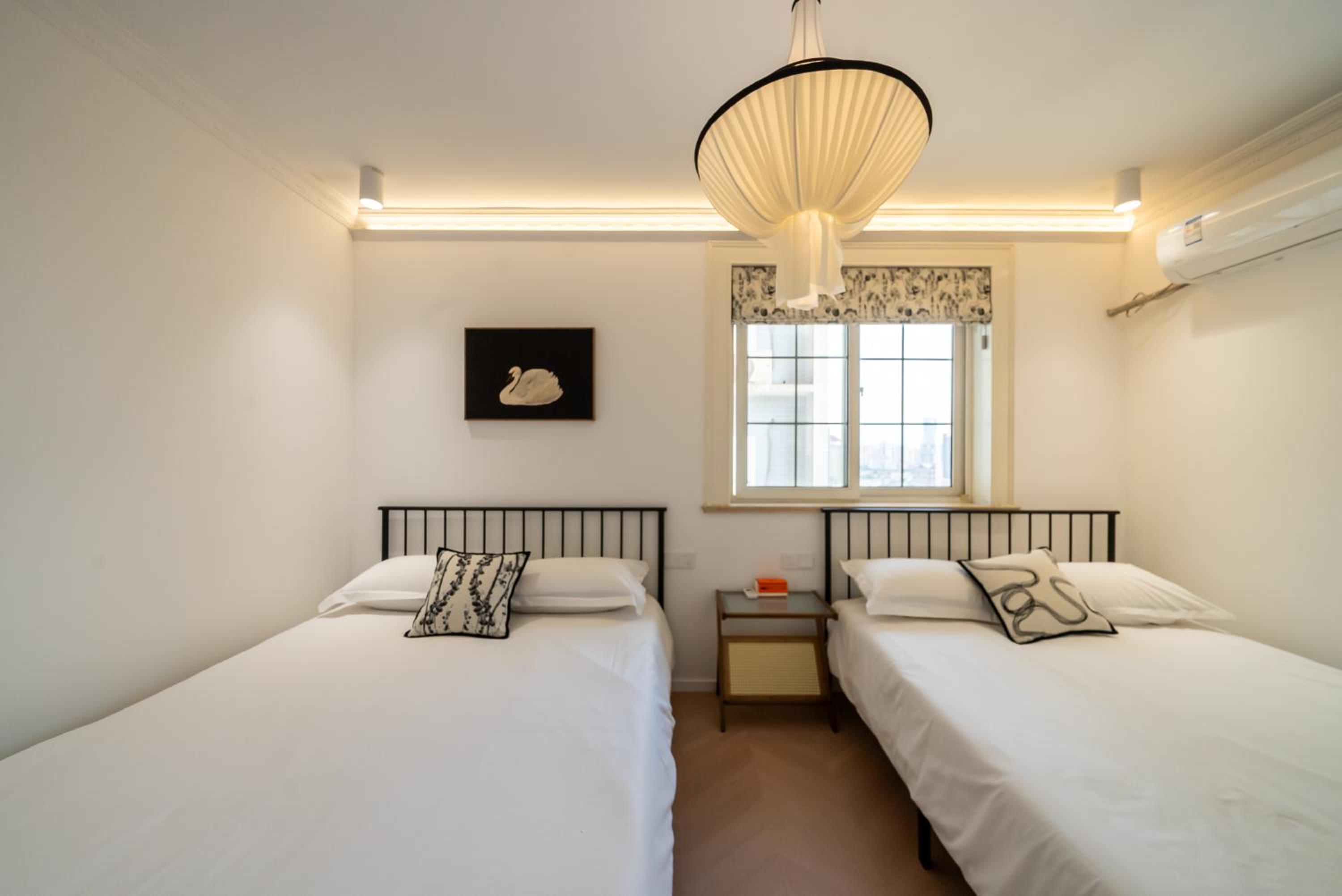Yi Du Home with City & Tower Views-Walk to People's Sq & Xintiandi, Cards OK