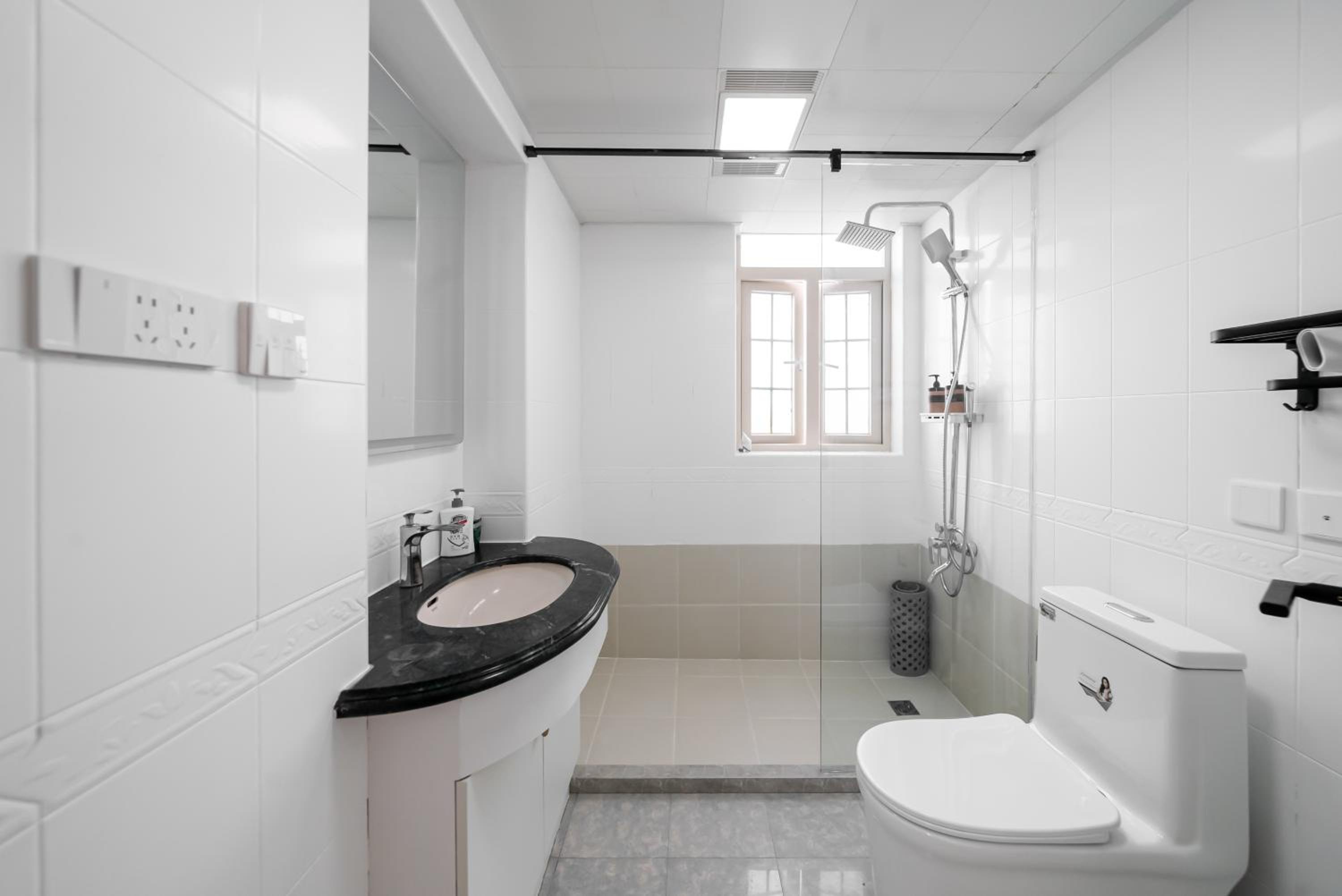 Yi Du Home with City & Tower Views-Walk to People's Sq & Xintiandi, Cards OK
