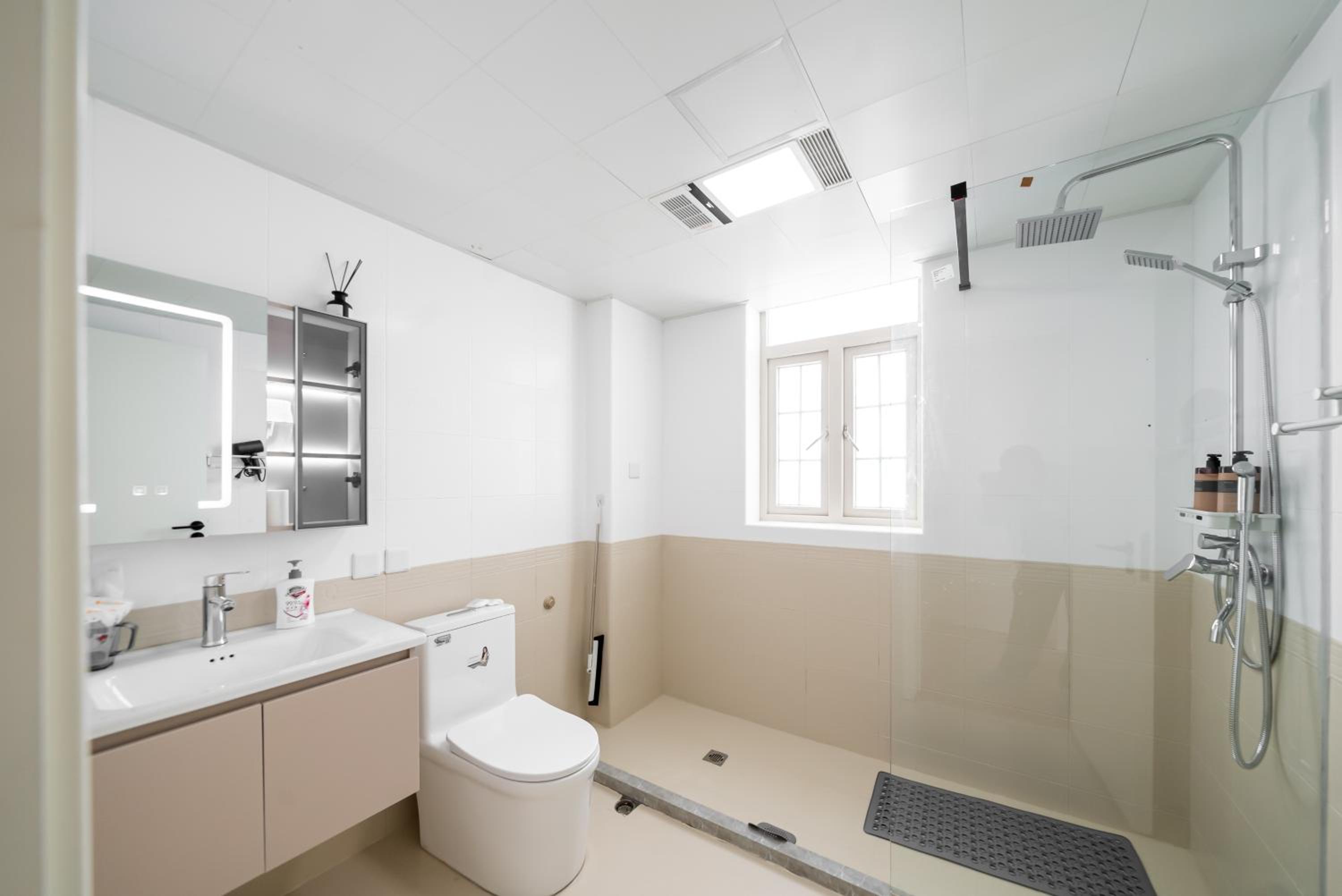 Yi Du Home with City & Tower Views-Walk to People's Sq & Xintiandi, Cards OK