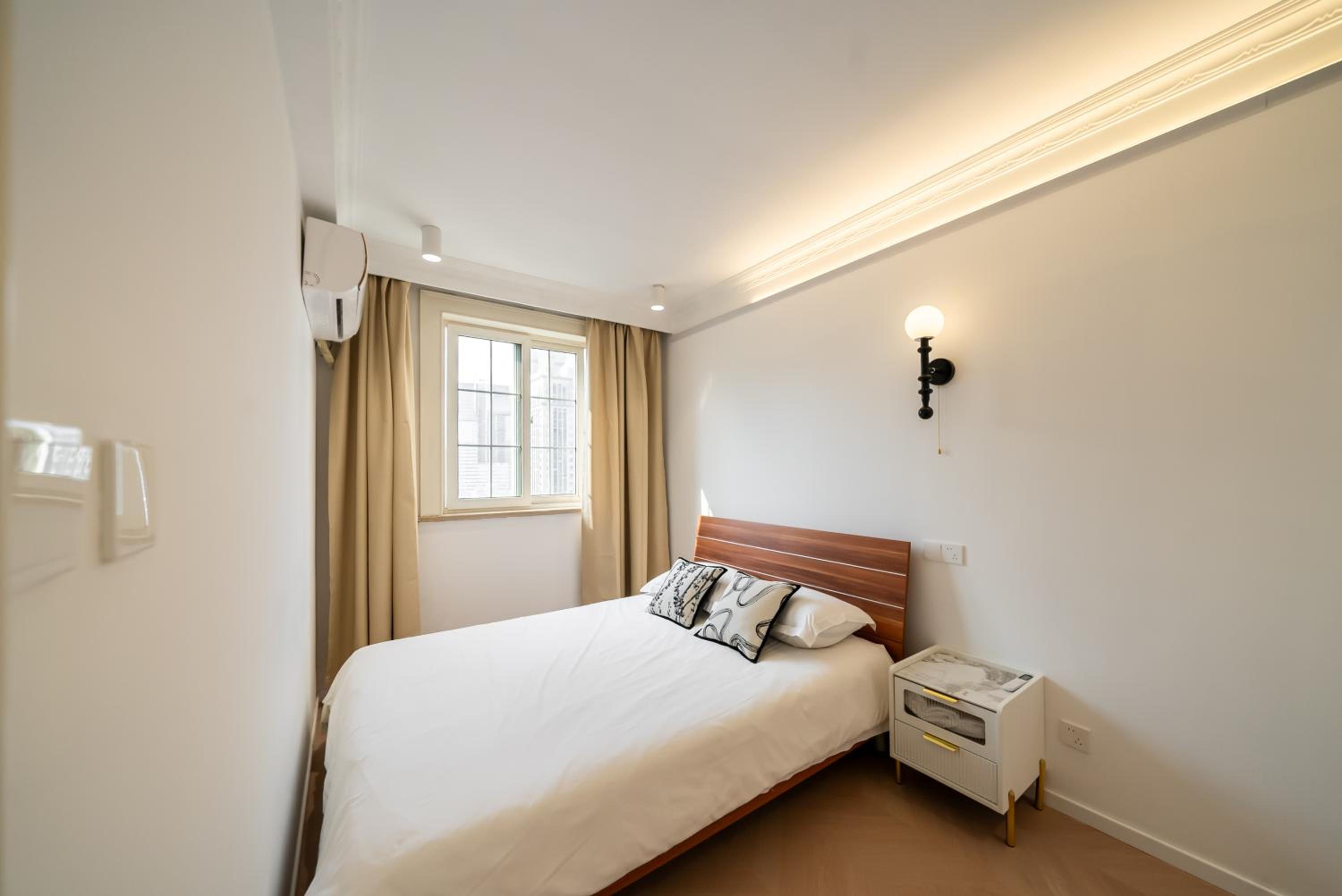 Yi Du Home with City & Tower Views-Walk to People's Sq & Xintiandi, Cards OK