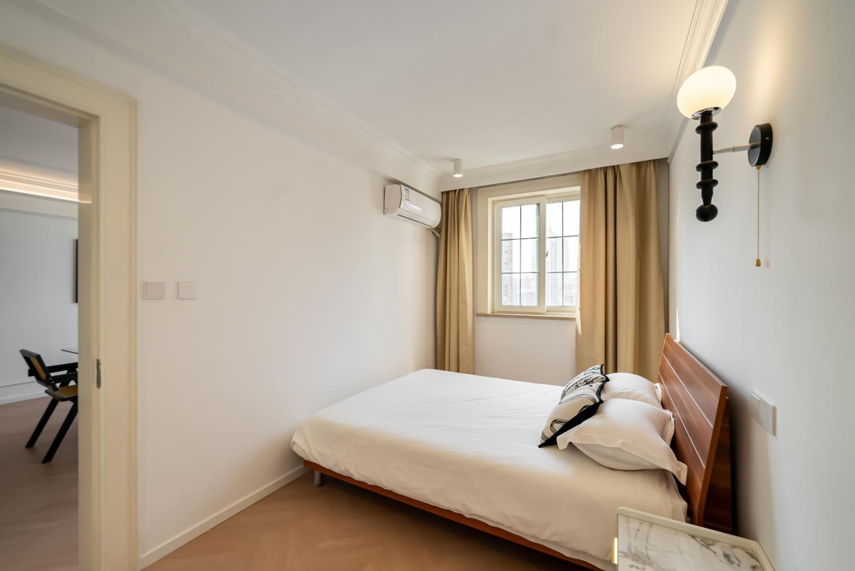 Yi Du Home with City & Tower Views-Walk to People's Sq & Xintiandi, Cards OK