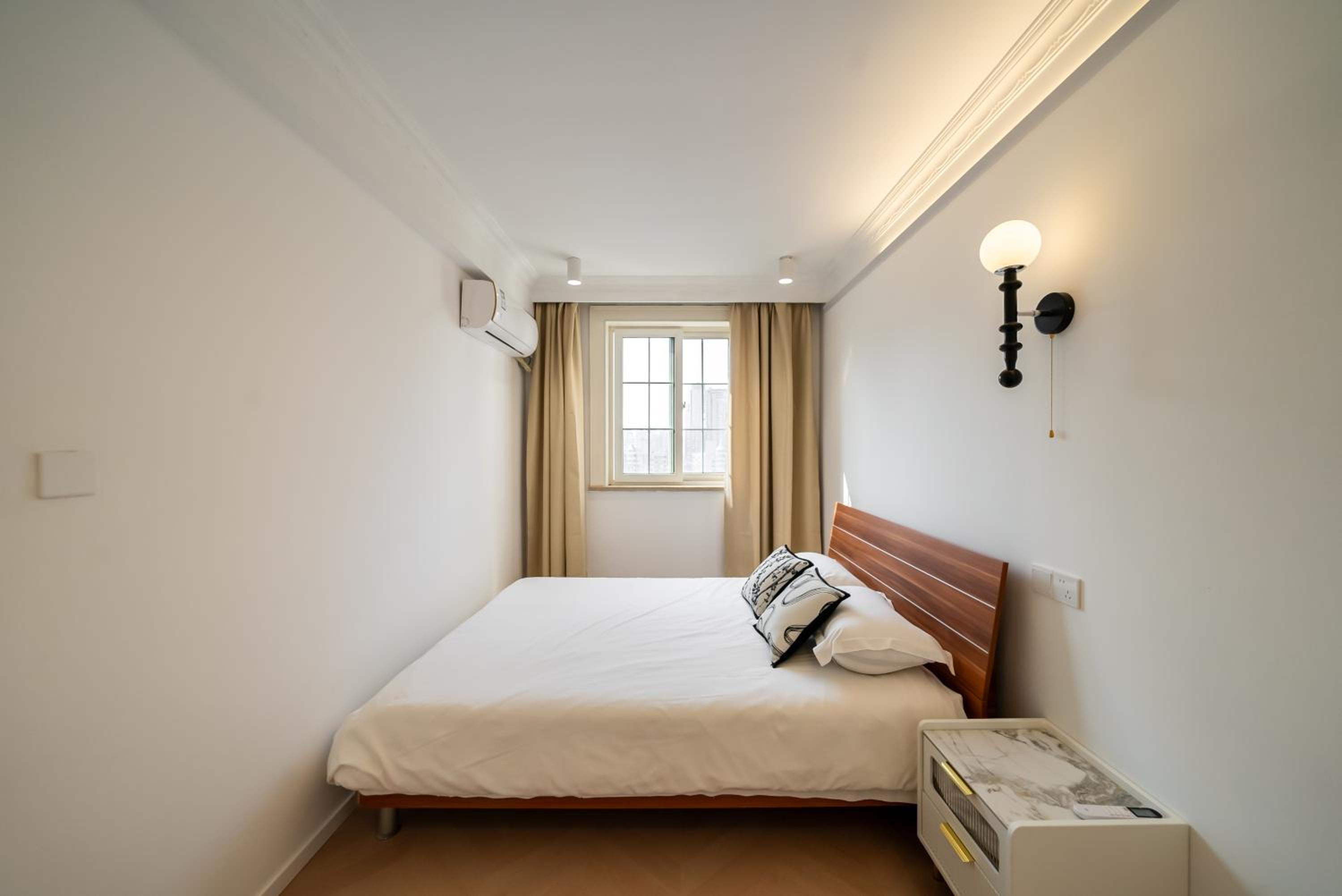 Yi Du Home with City & Tower Views-Walk to People's Sq & Xintiandi, Cards OK