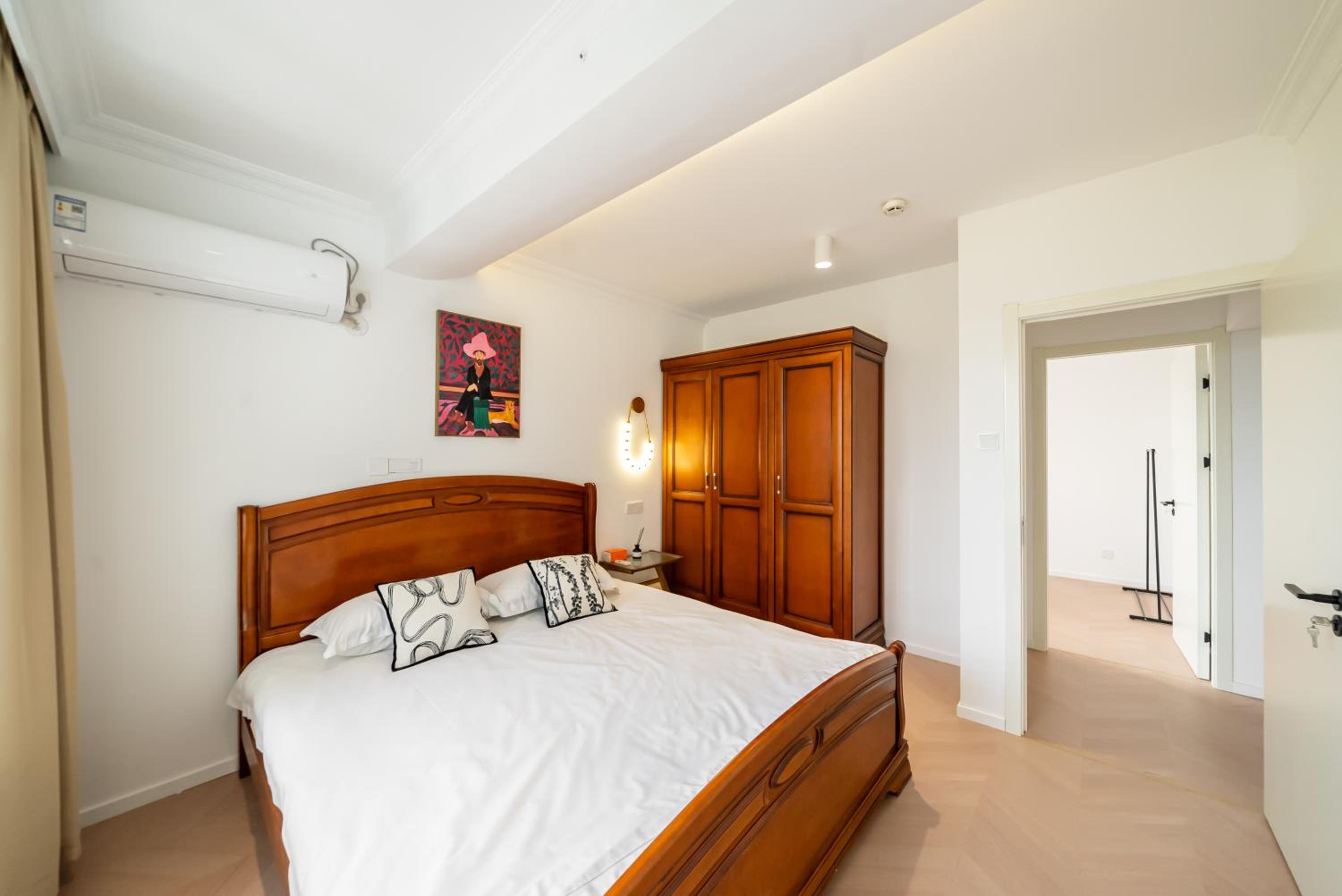 Yi Du Home with City & Tower Views-Walk to People's Sq & Xintiandi, Cards OK