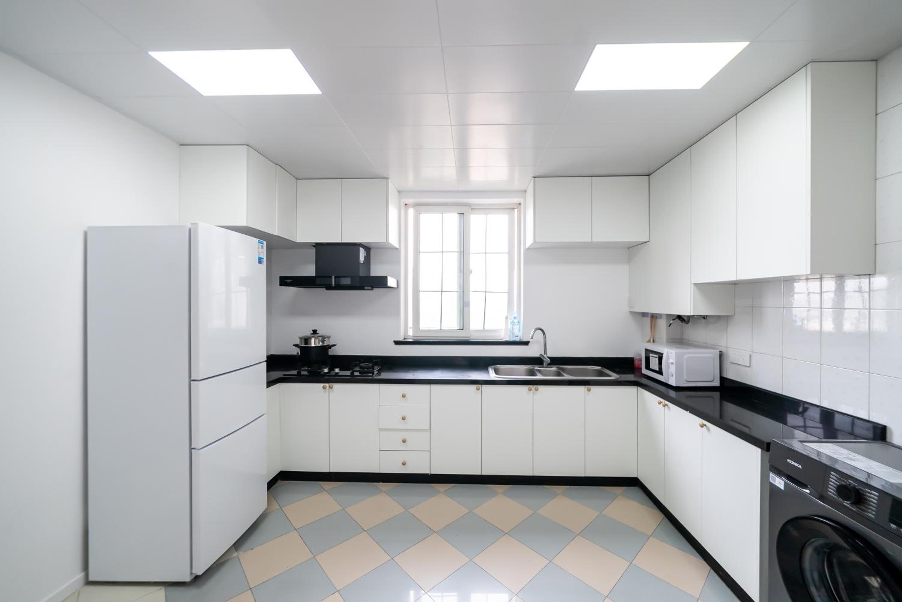Yi Du Home with City & Tower Views-Walk to People's Sq & Xintiandi, Cards OK