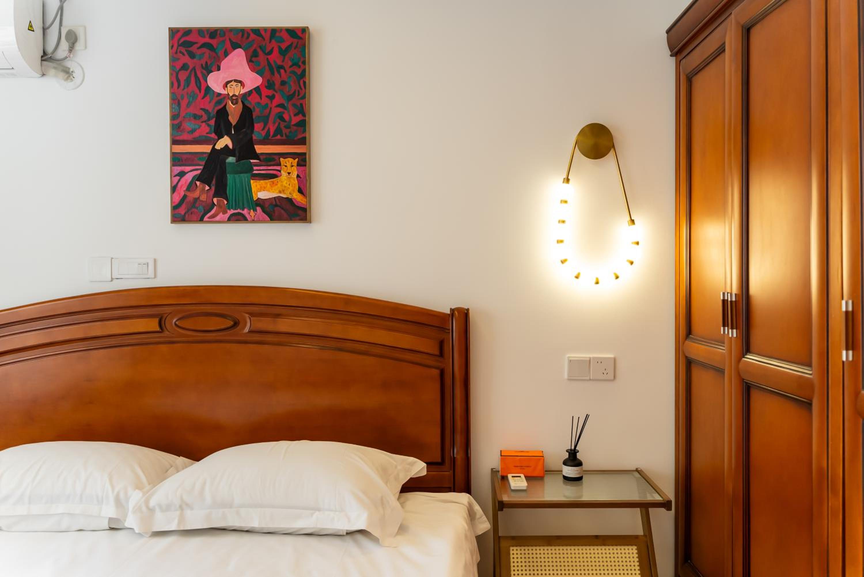 Yi Du Home with City & Tower Views-Walk to People's Sq & Xintiandi, Cards OK
