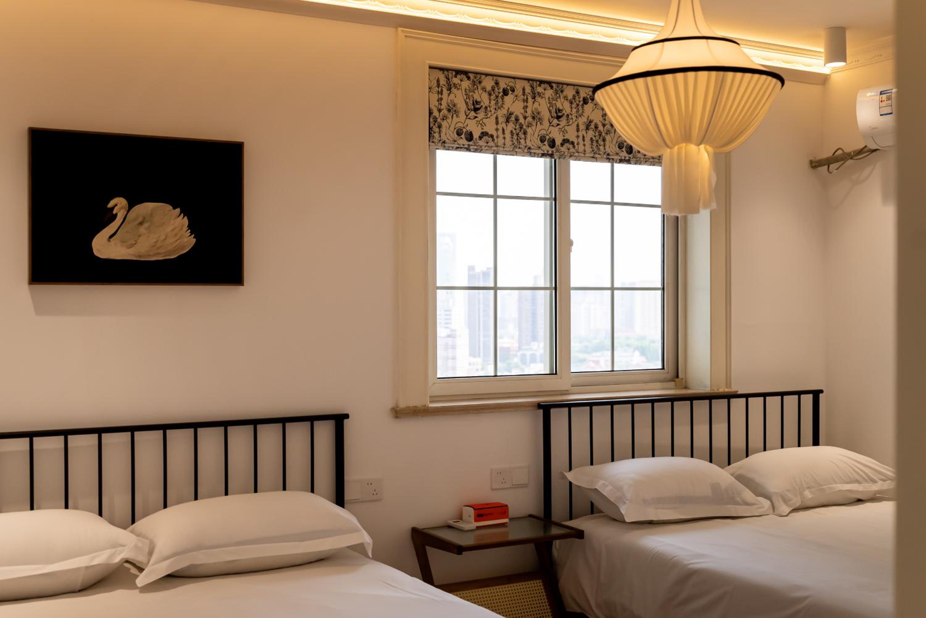 Yi Du Home with City & Tower Views-Walk to People's Sq & Xintiandi, Cards OK