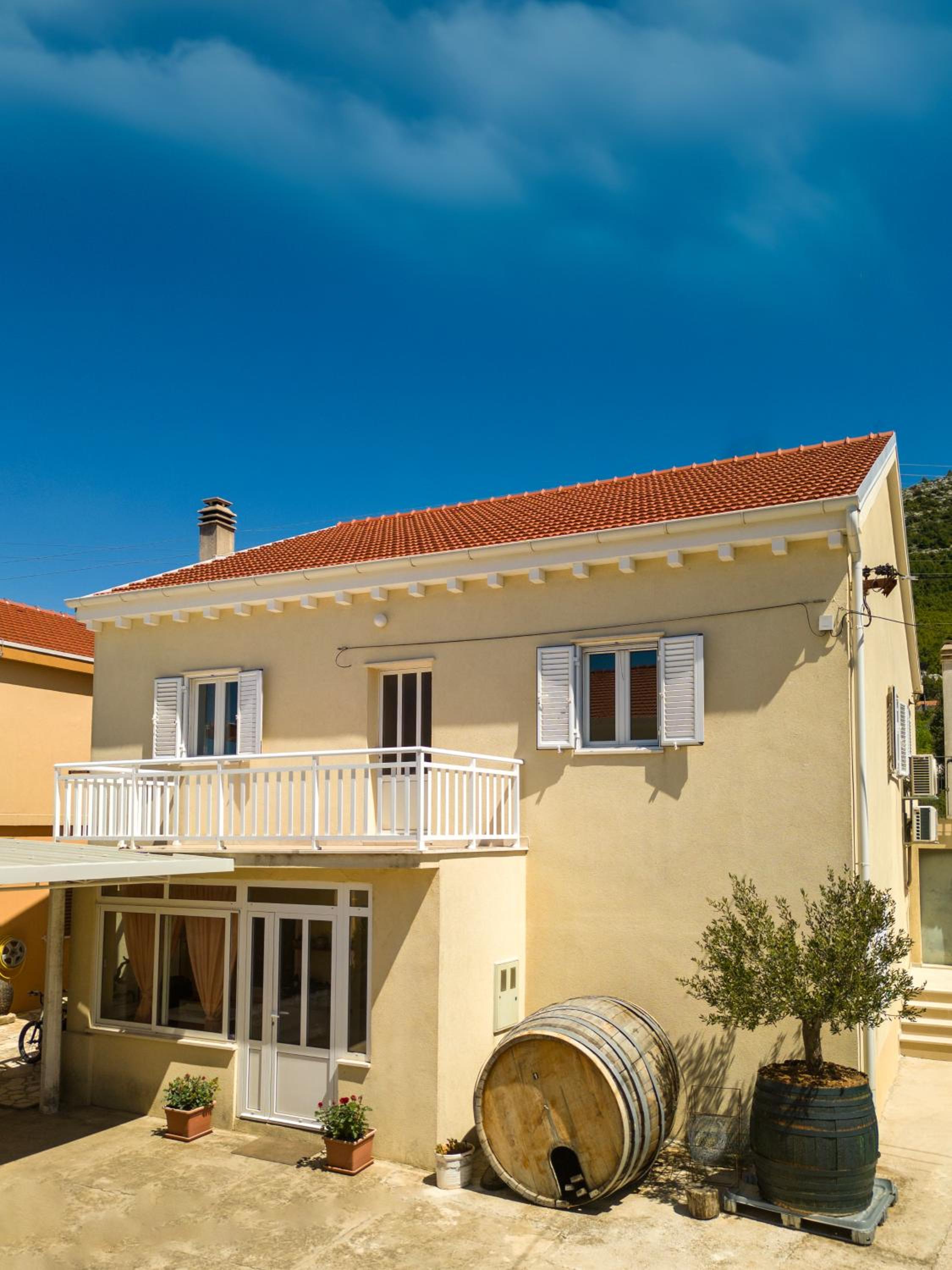 Wine house Marlais view 3