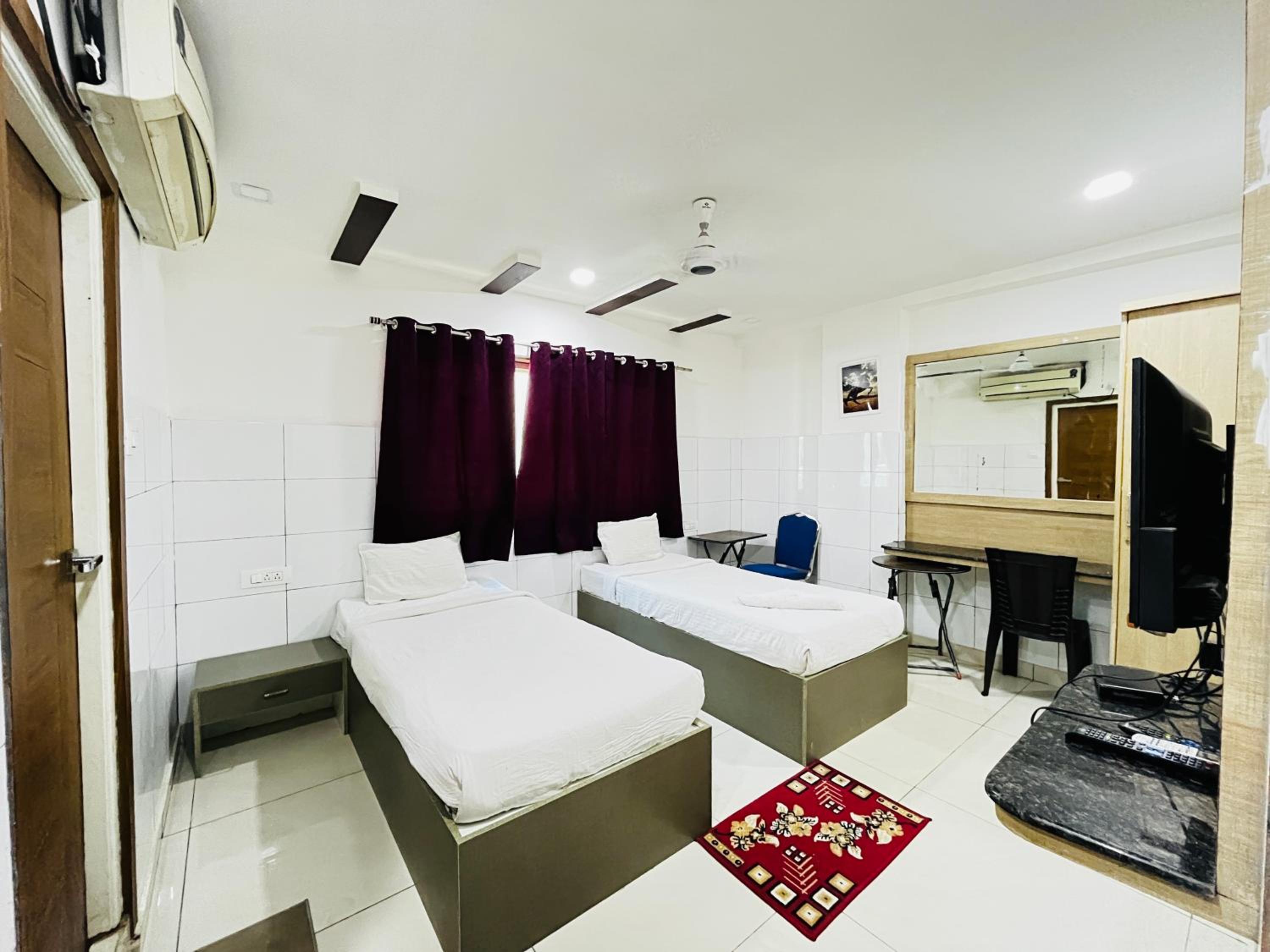 HOTEL ROYAL SUITES AND ROOMS Near AIG Hospital Gachibowli view 5
