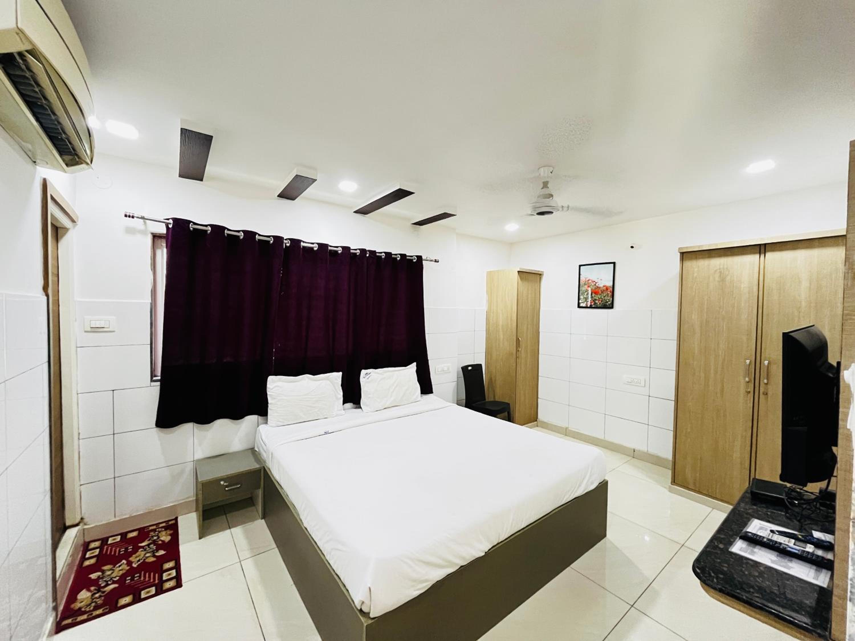 HOTEL ROYAL SUITES AND ROOMS Near AIG Hospital Gachibowli view 3