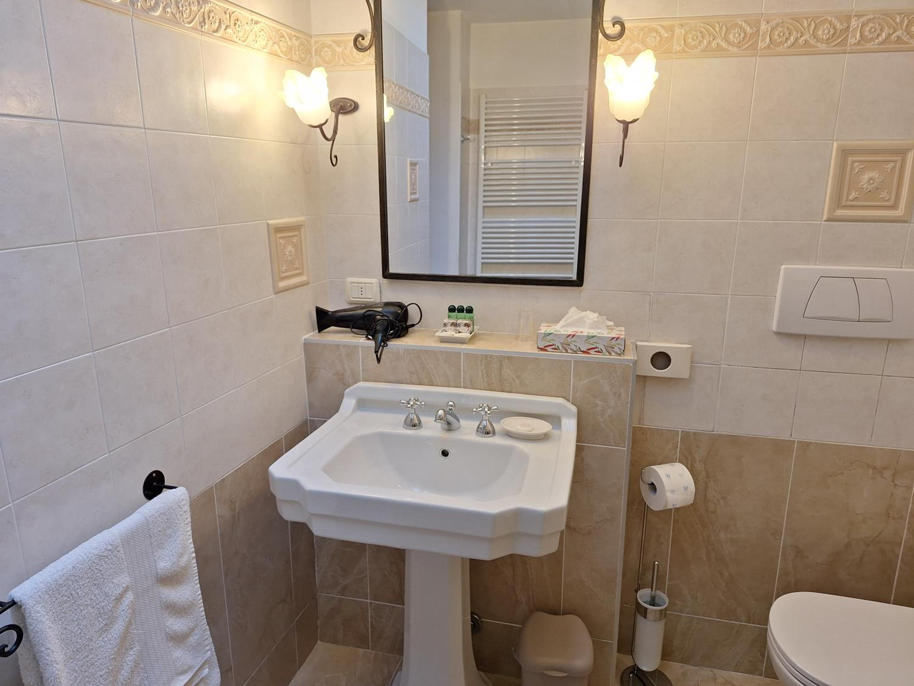 Relais Garden Lecco en Valmadrera — bathroom