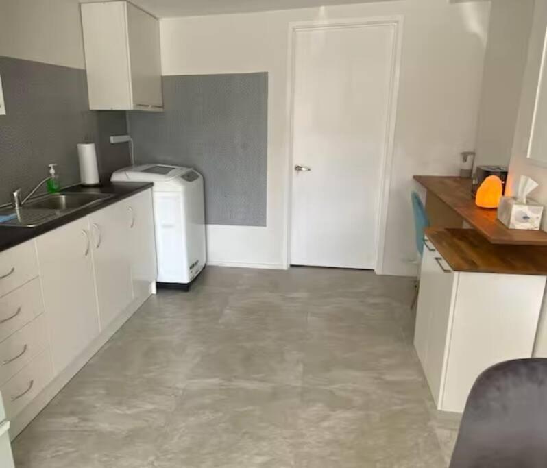 Cosy 2 bedroom unit in Howick close to bus and supermarket view 2