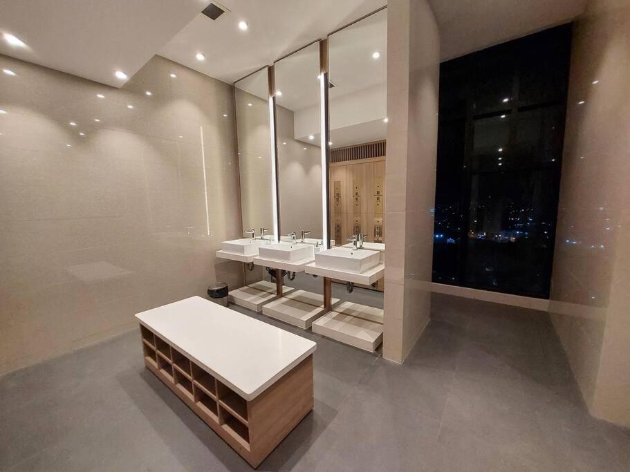 D1mension 3BR Luxury Condo City Center in Dist 1