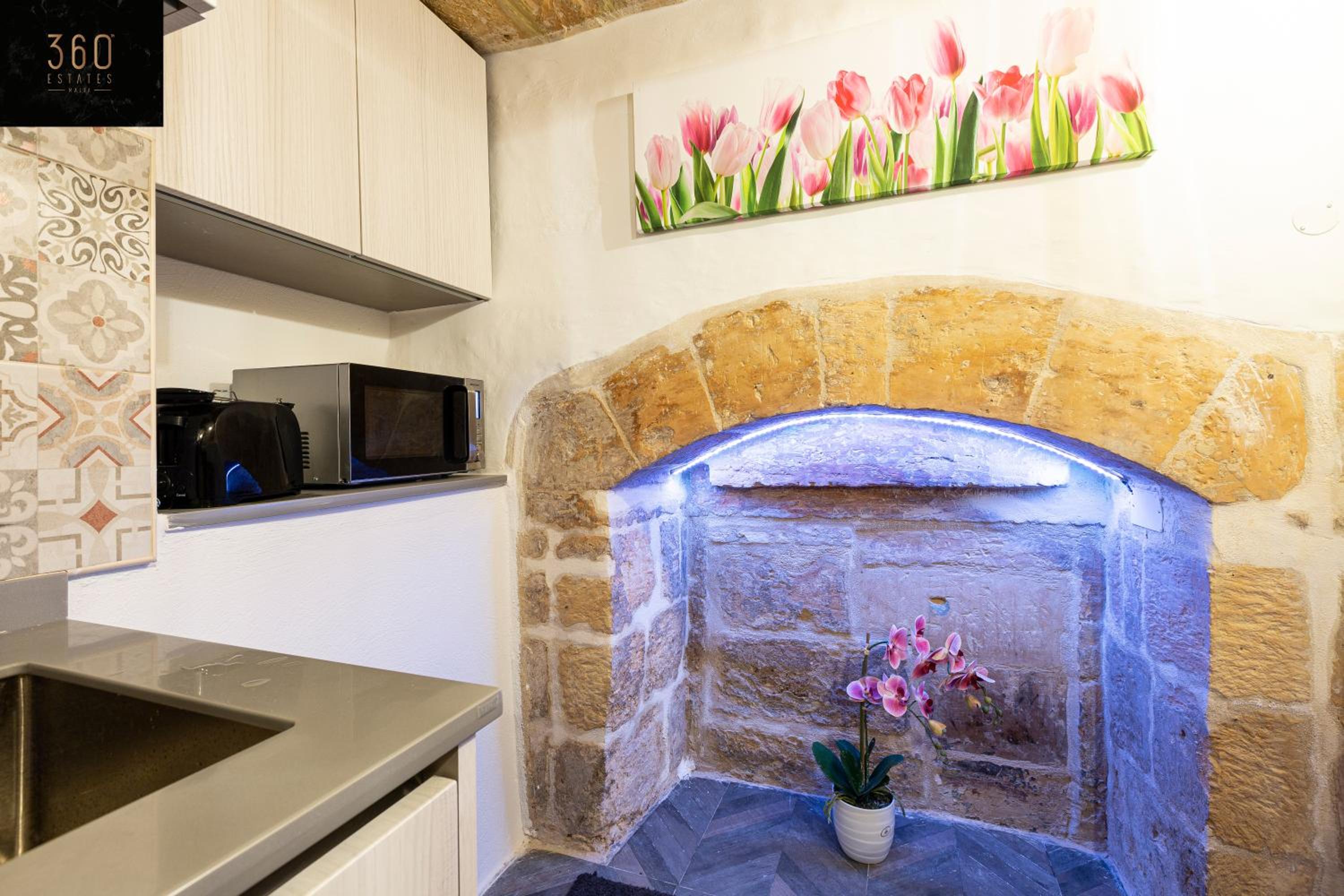 1BR Charming townhouse in capital city with WIFI by 360 Estates view 3