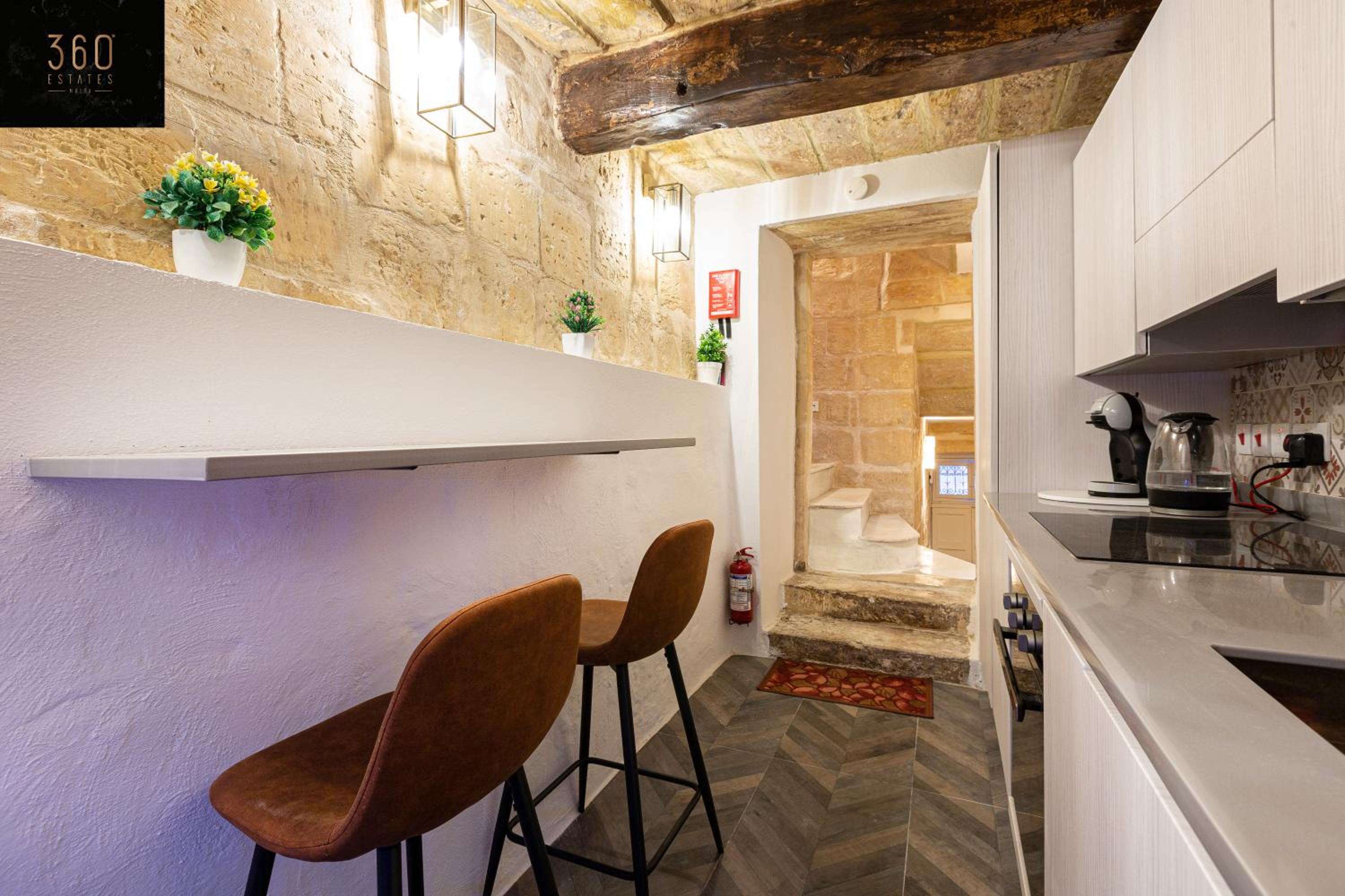1BR Charming townhouse in capital city with WIFI by 360 Estates view 4