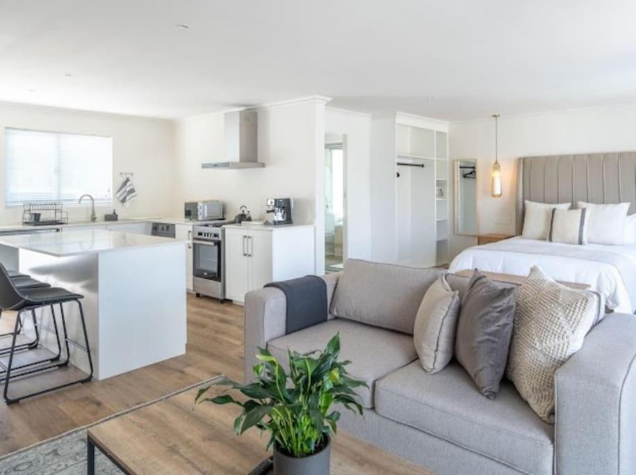 Hotel Romantic Villa1 Getaway on the Knysna Lagoon - Image 1