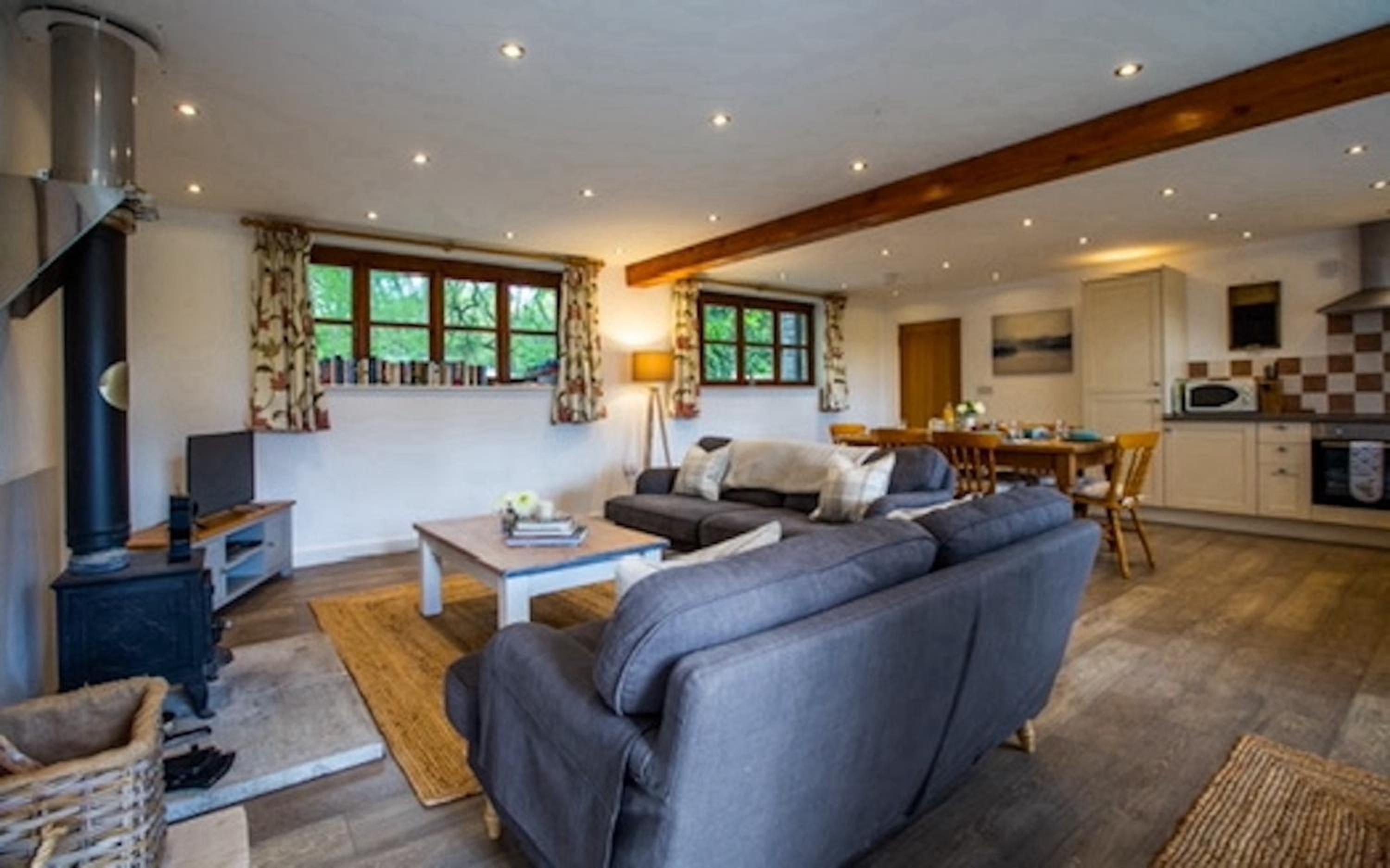 Oak Tree Cottage, Countryside Retreat with River View view 4