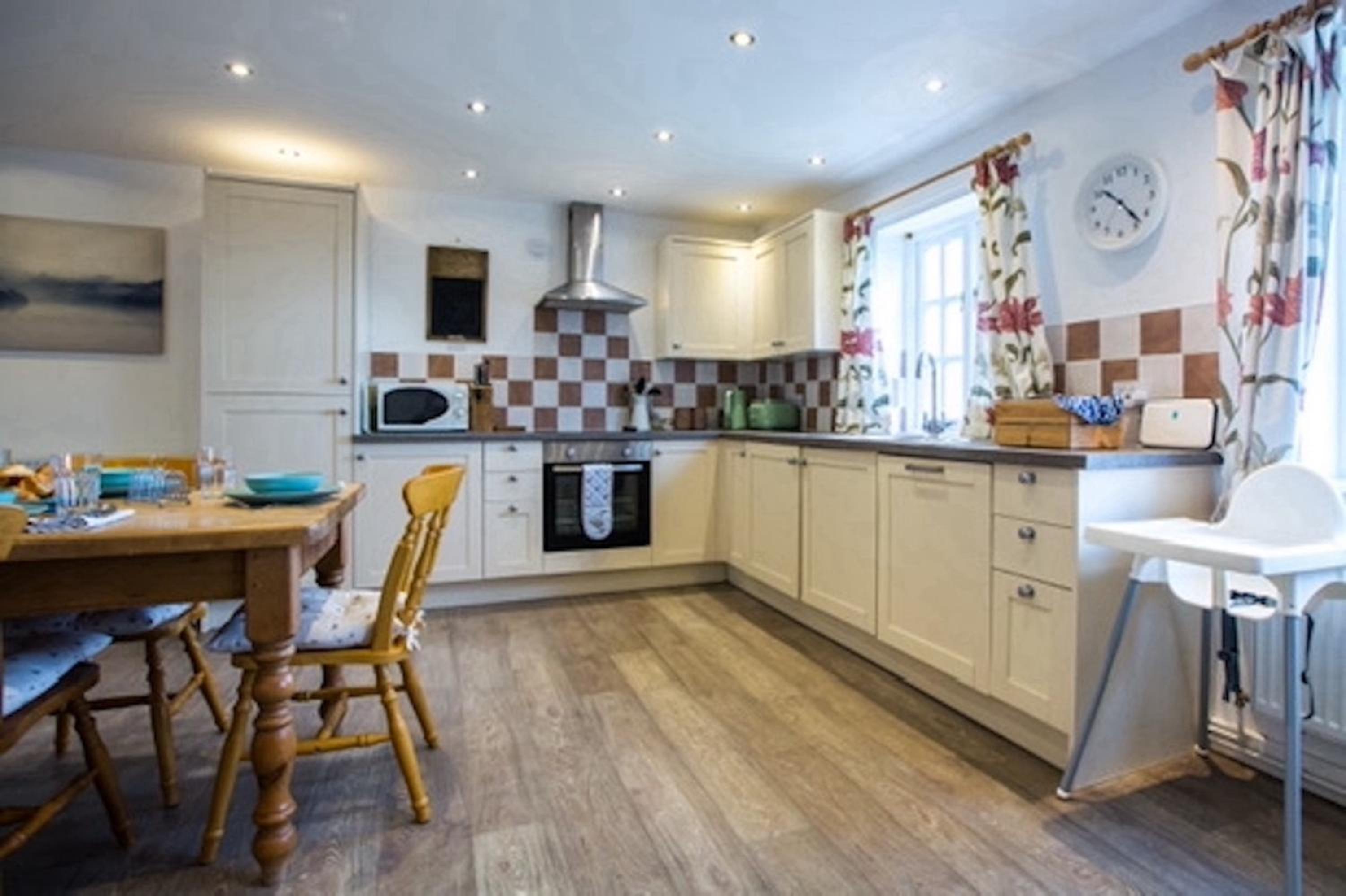 Oak Tree Cottage, Countryside Retreat with River View view 5