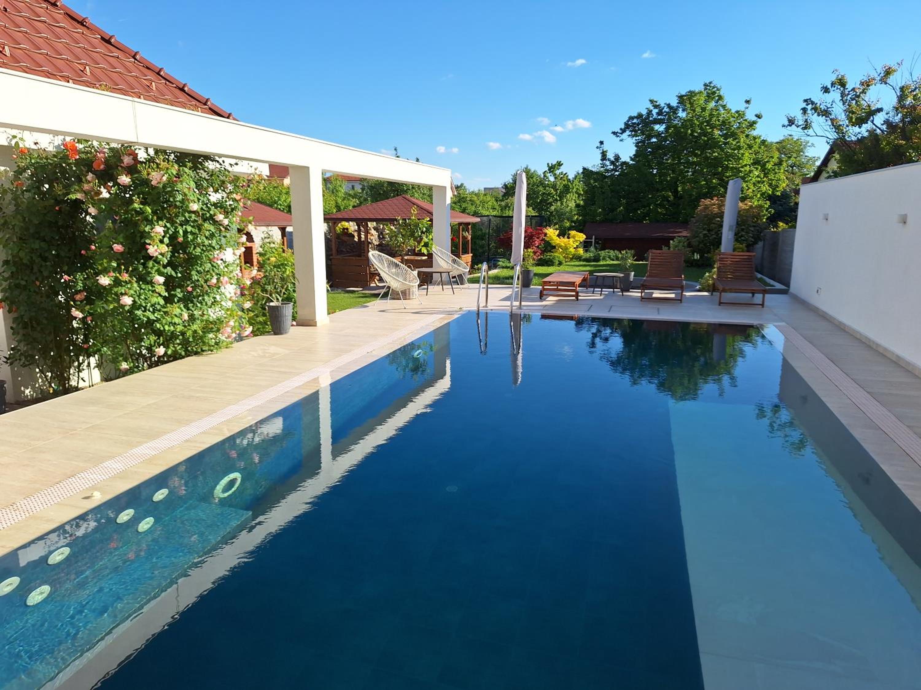 TREND - cazare, gradina, piscina view 3