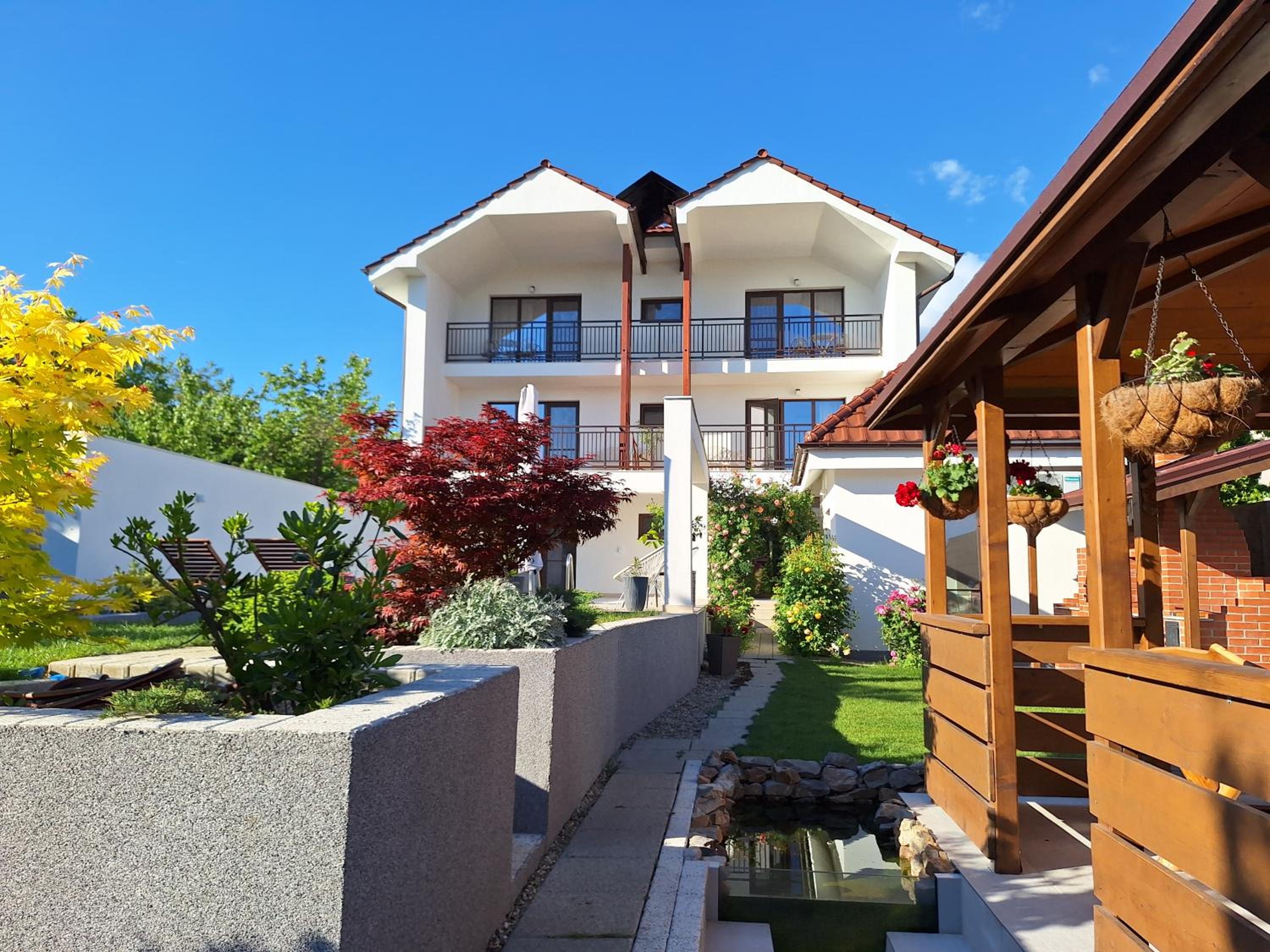 TREND - cazare, gradina, piscina view 5