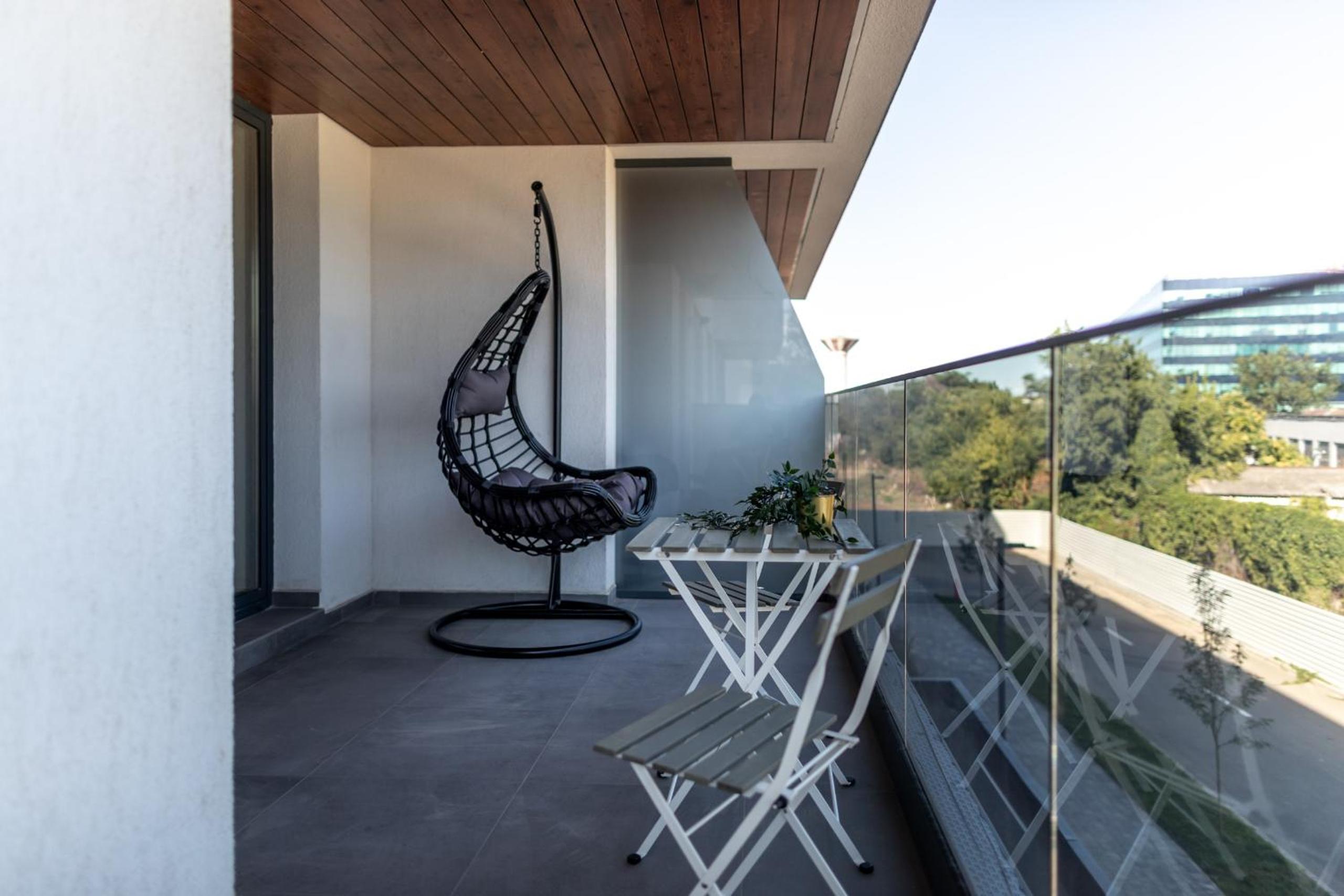 Stylish 1BR Apartment with Balcony in Vibrant Business Area view 3