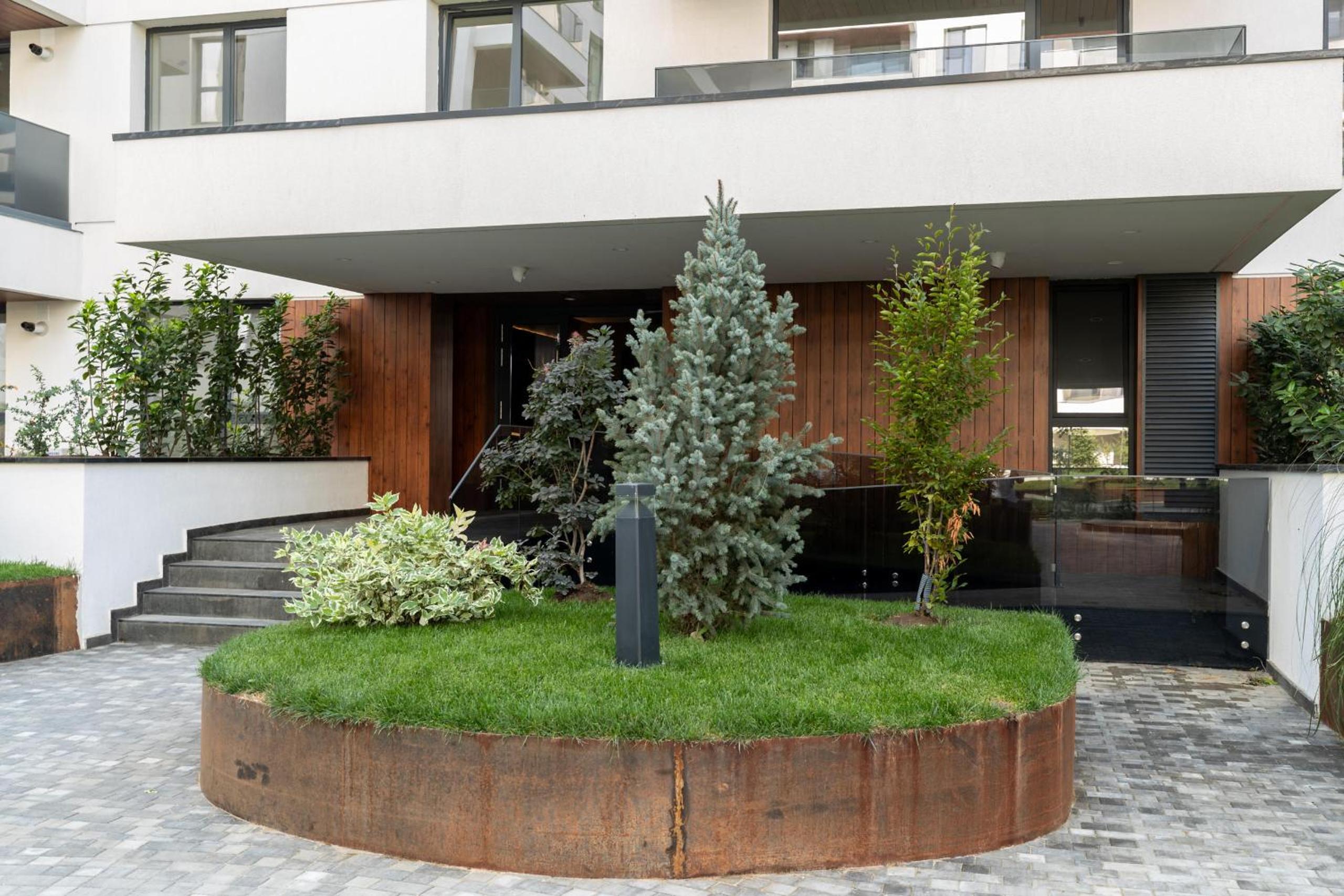 Stylish 1BR Apartment with Balcony in Vibrant Business Area - main view