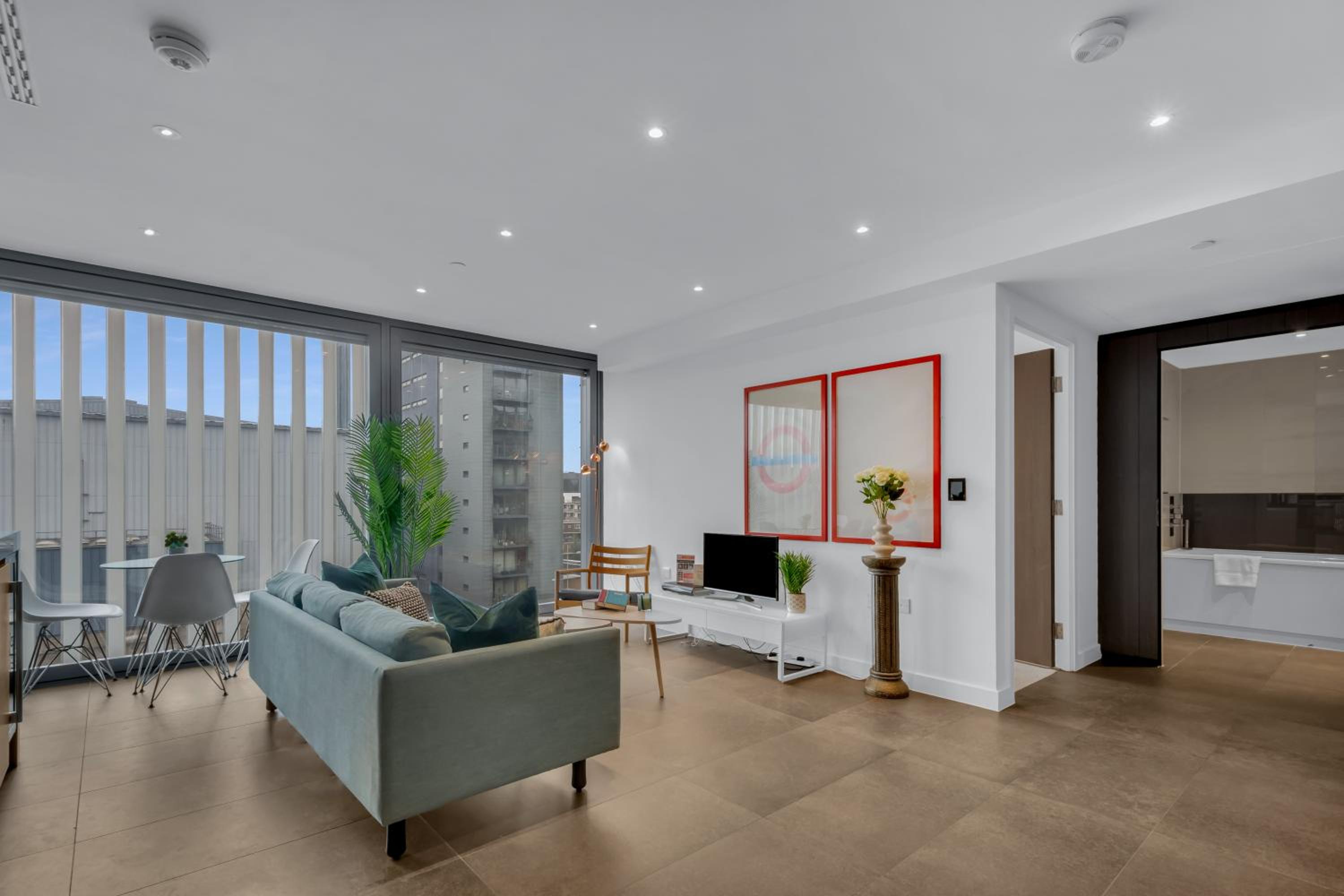 MySquare Premium One Bedroom Apartment City Road Basin view 5