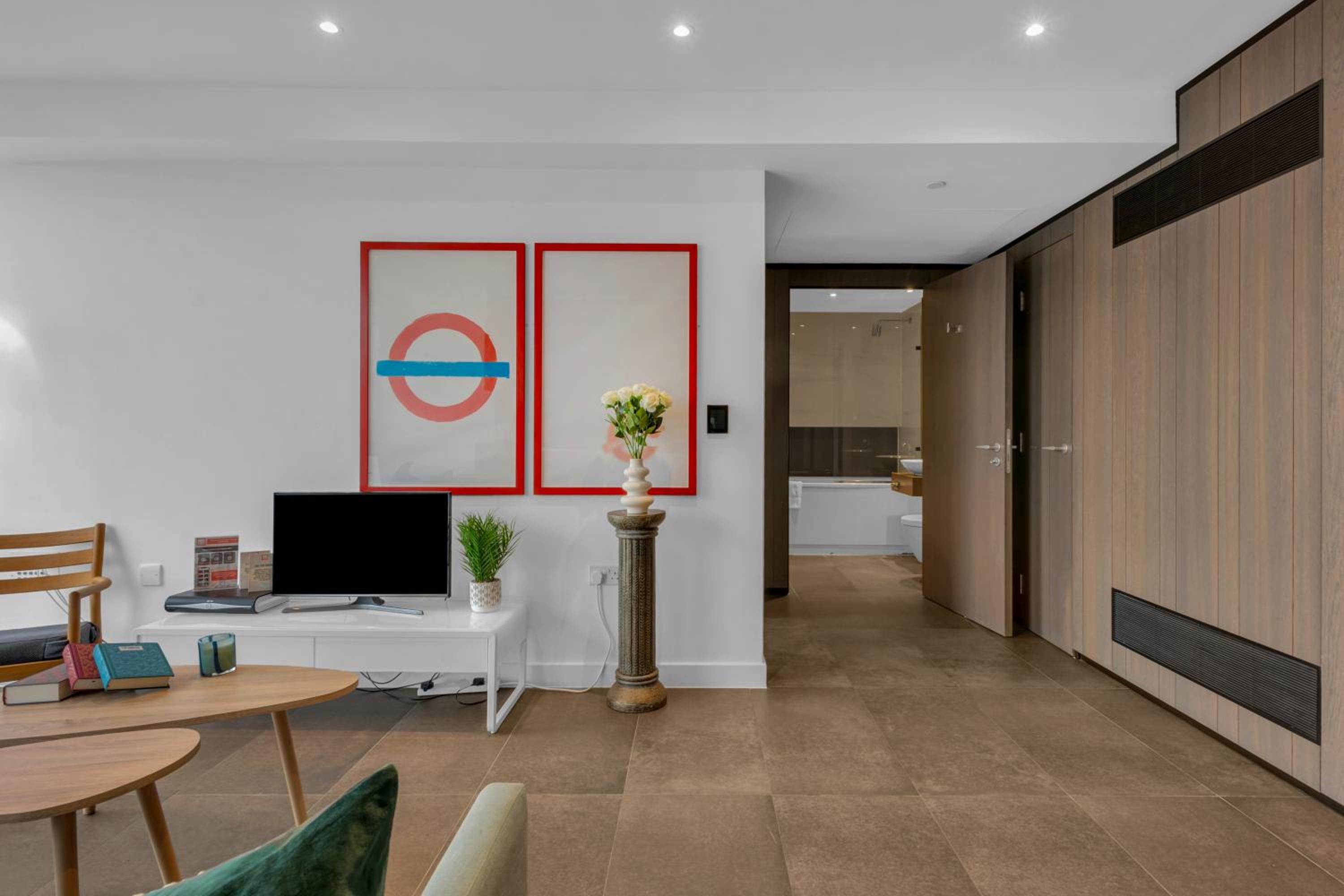 MySquare Premium One Bedroom Apartment City Road Basin view 3