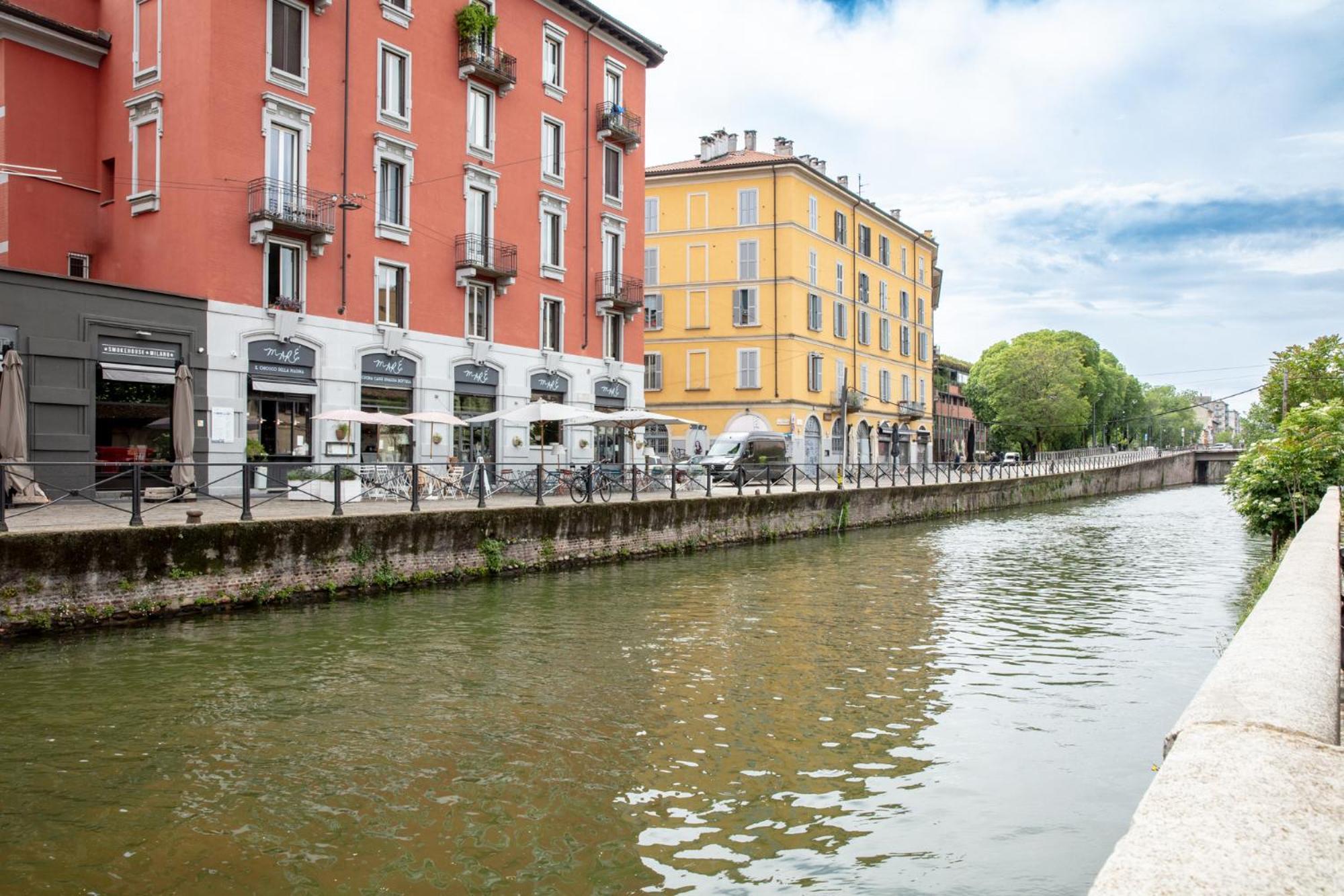DeHomes - Luxury Three bedrooms, Terrace, Wi-Fi & Netflix, Metro 5 minutes Duomo