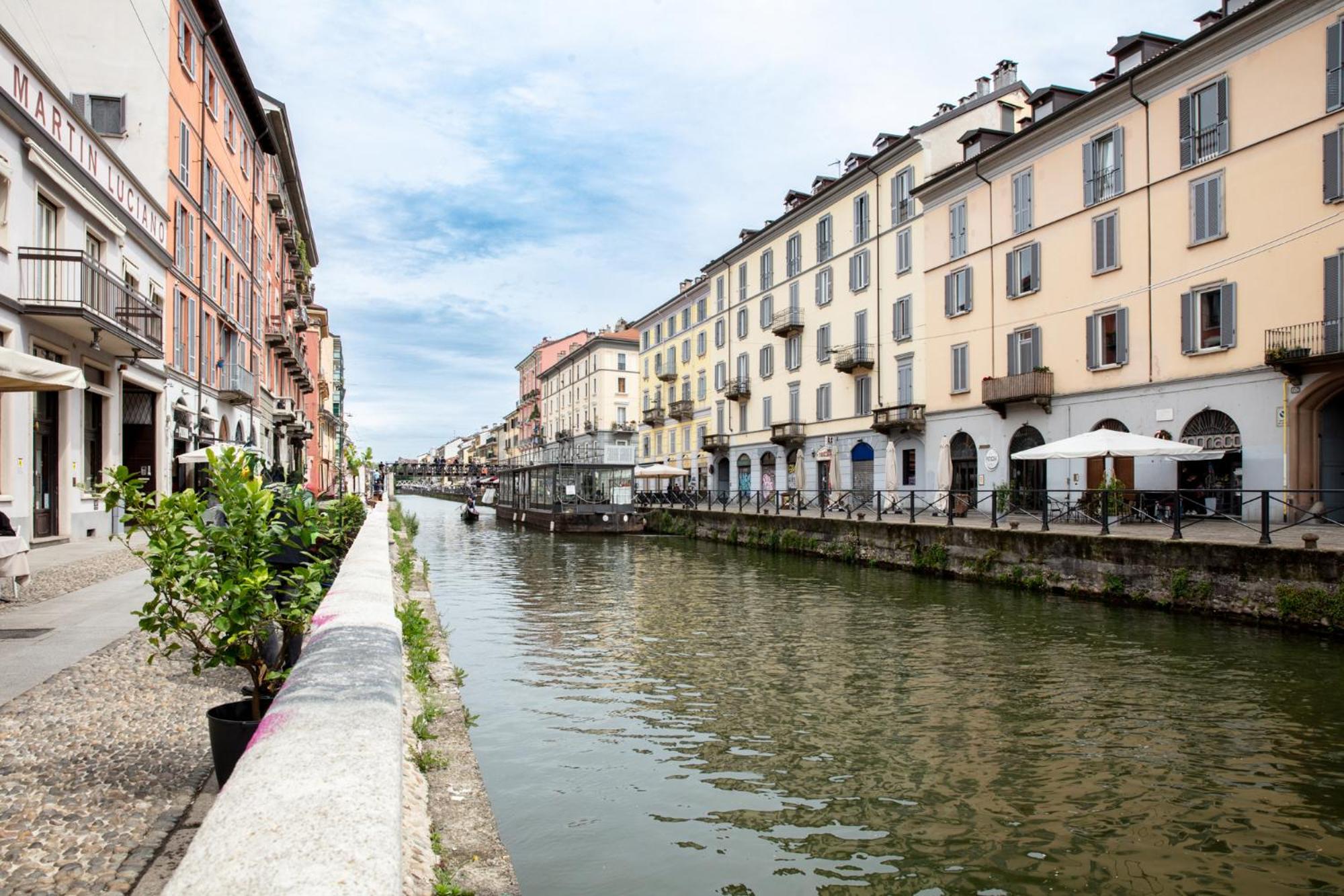 DeHomes - Luxury Three bedrooms, Terrace, Wi-Fi & Netflix, Metro 5 minutes Duomo