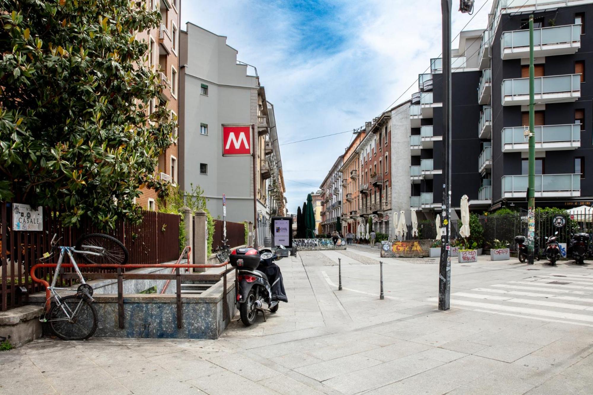 DeHomes - Luxury Three bedrooms, Terrace, Wi-Fi & Netflix, Metro 5 minutes Duomo