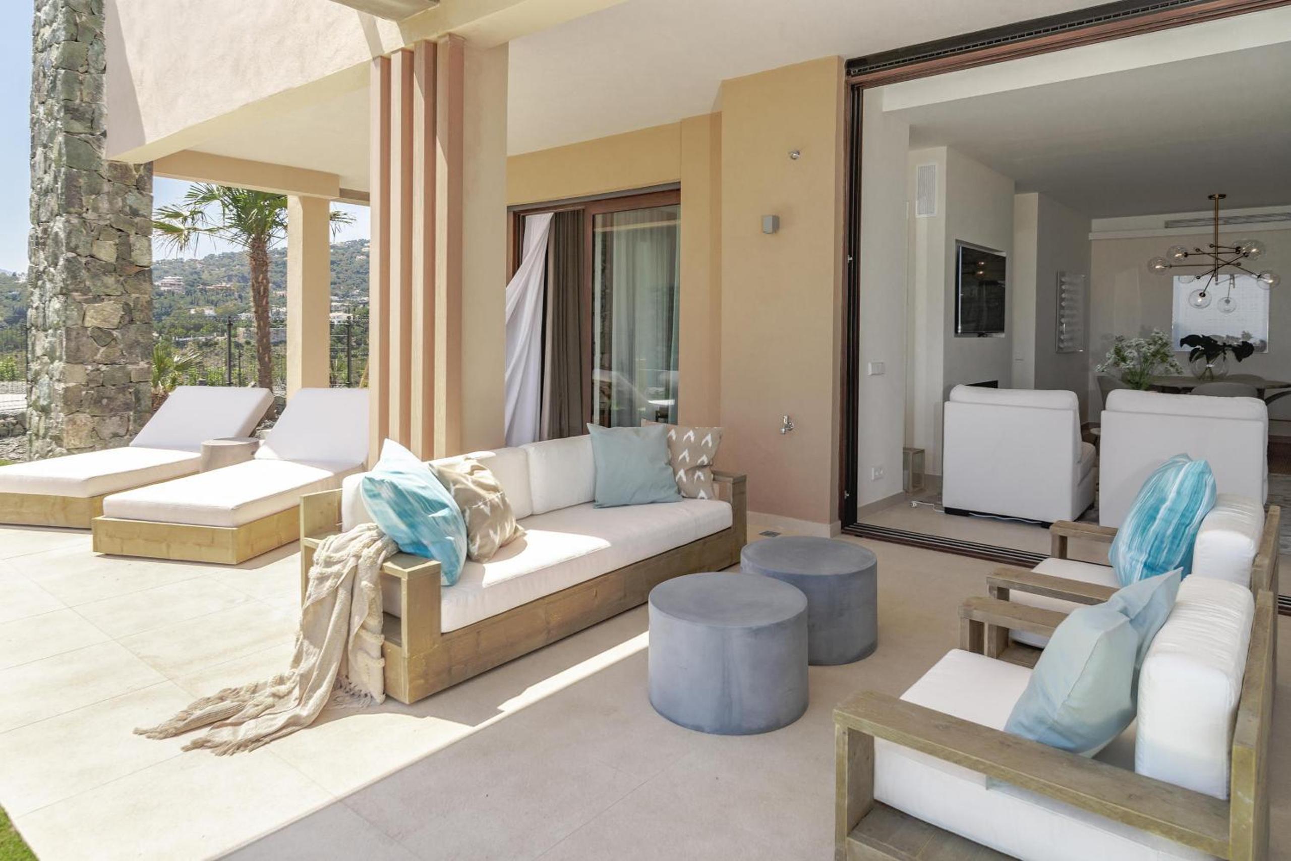 LO - Luxury 3 bedroom apartment stunning views