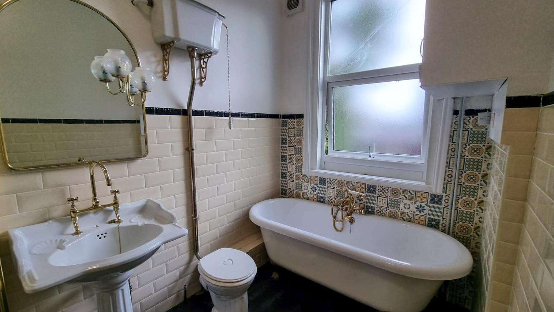 6 Bed Mansion Sleeps 20 Free Parking view 2