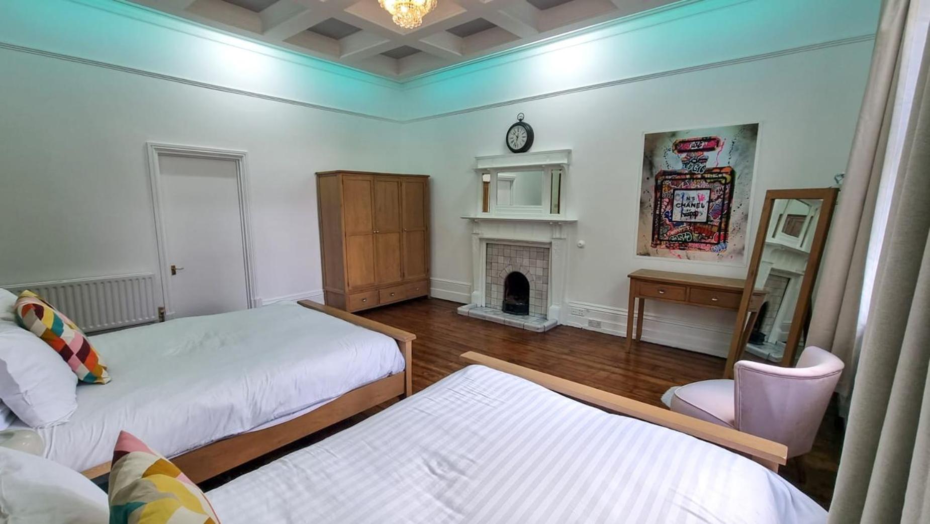 6 Bed Mansion Sleeps 20 Free Parking view 3