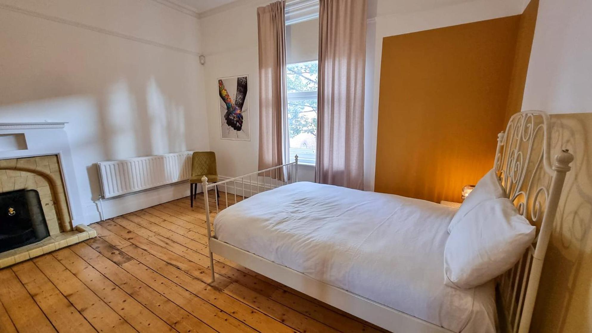 6 Bed Mansion Sleeps 20 Free Parking view 4