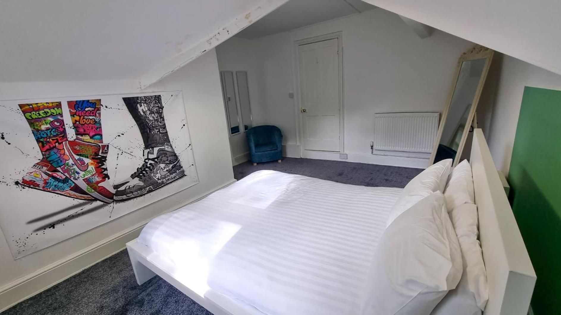 6 Bed Mansion Sleeps 20 Free Parking view 5