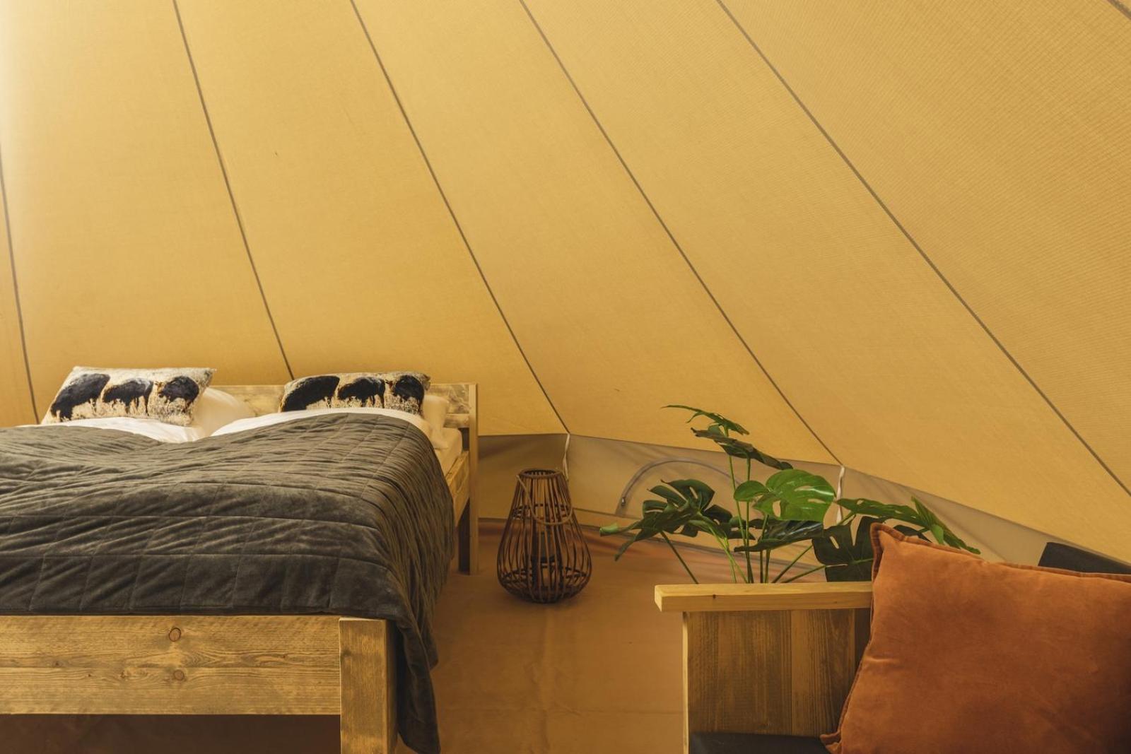 Happy in the meadow tent with private sanitary facilities 2 pers. view 3