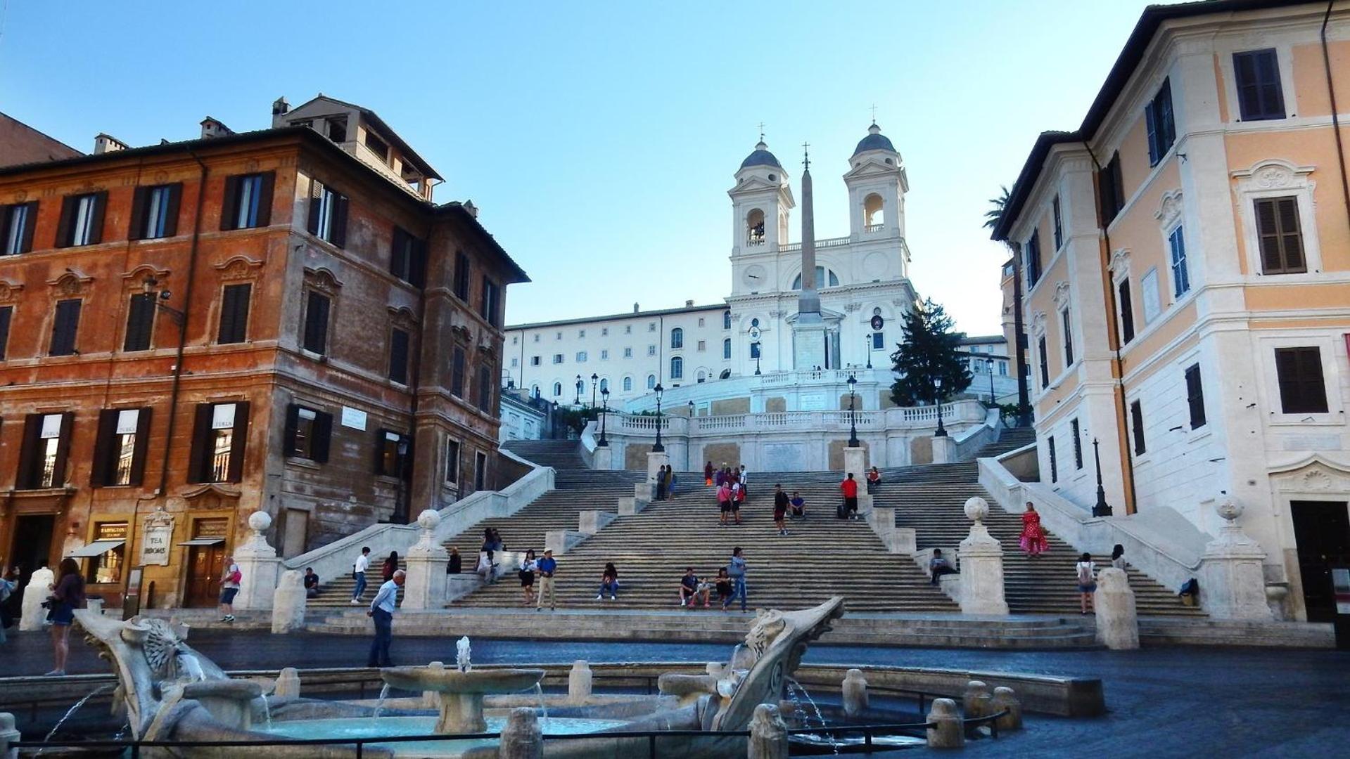 Elegant apartment nearby Trevi Fountain