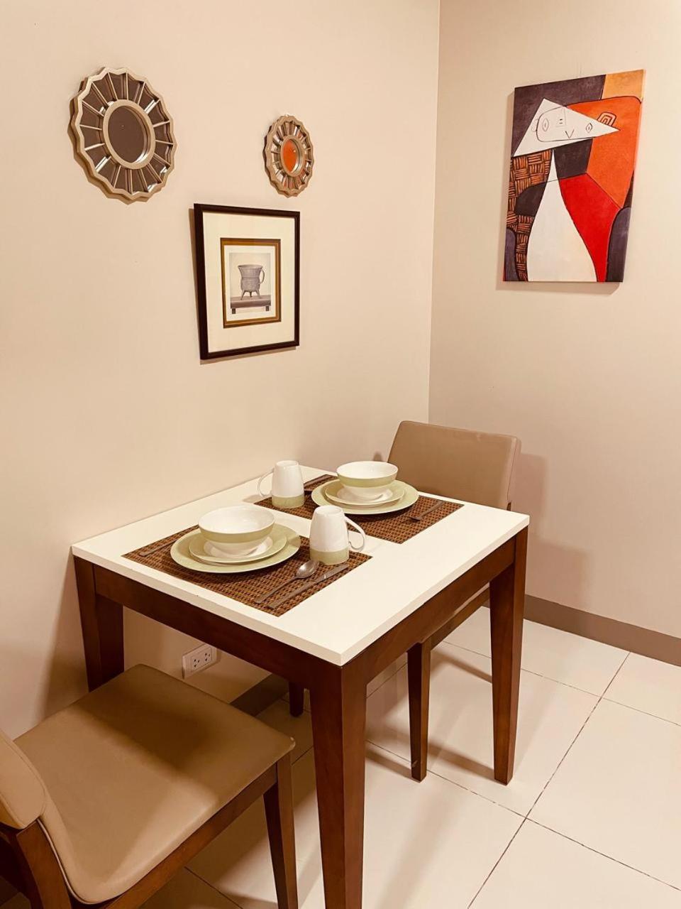 La Casa-Picasso themed 1 Bedroom with WiFi in BGC view 4