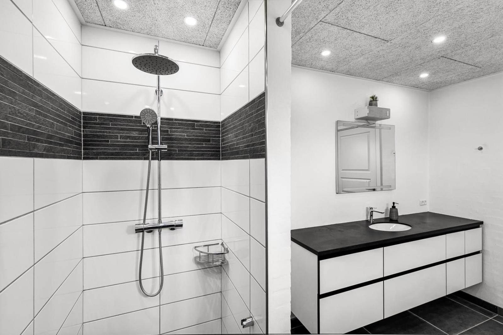 Private room with shared bathroom in central of billund