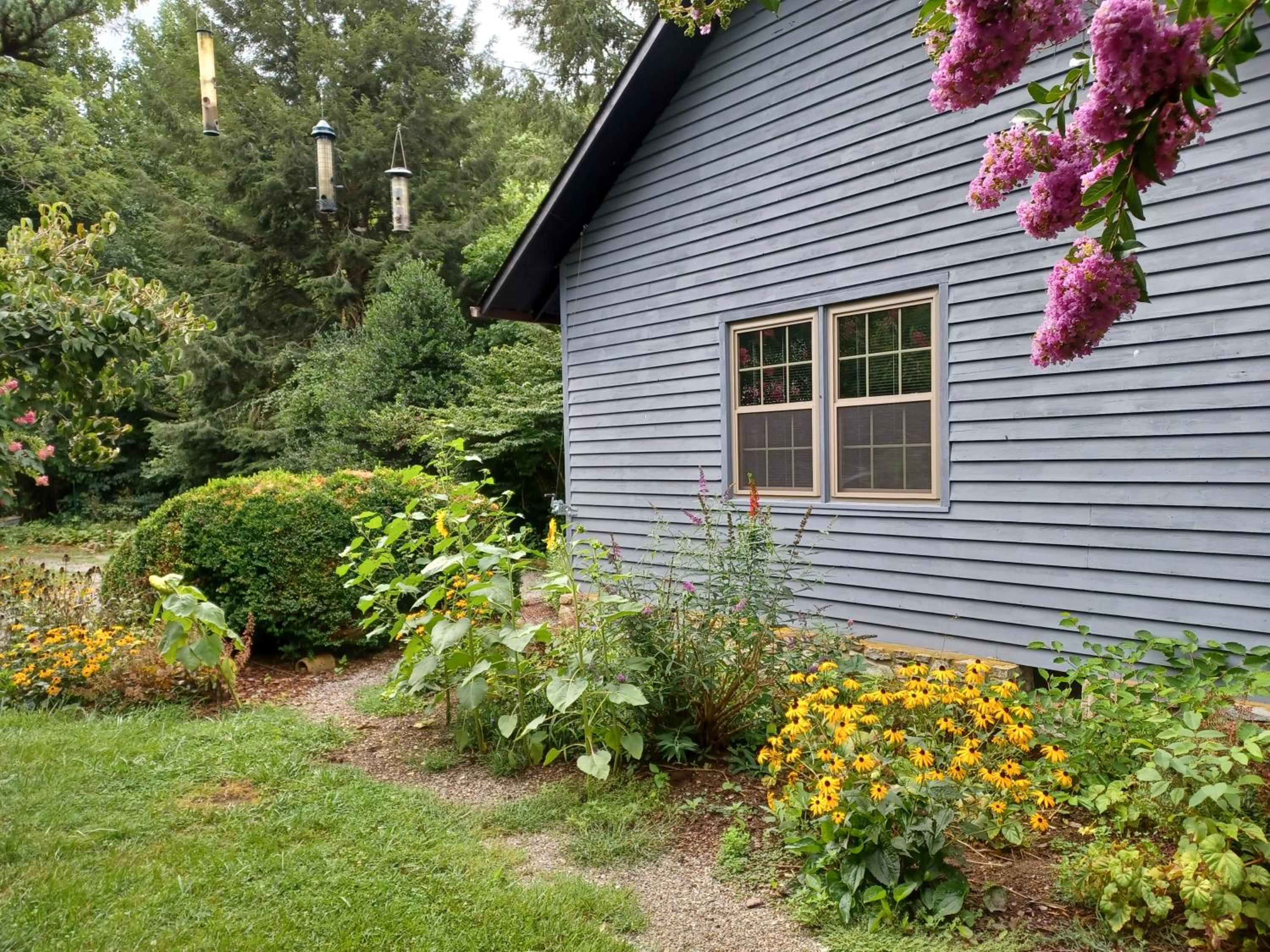 Restored1850s log cabin, with gazebo and gardens! 1 mile to downtown Weaverville