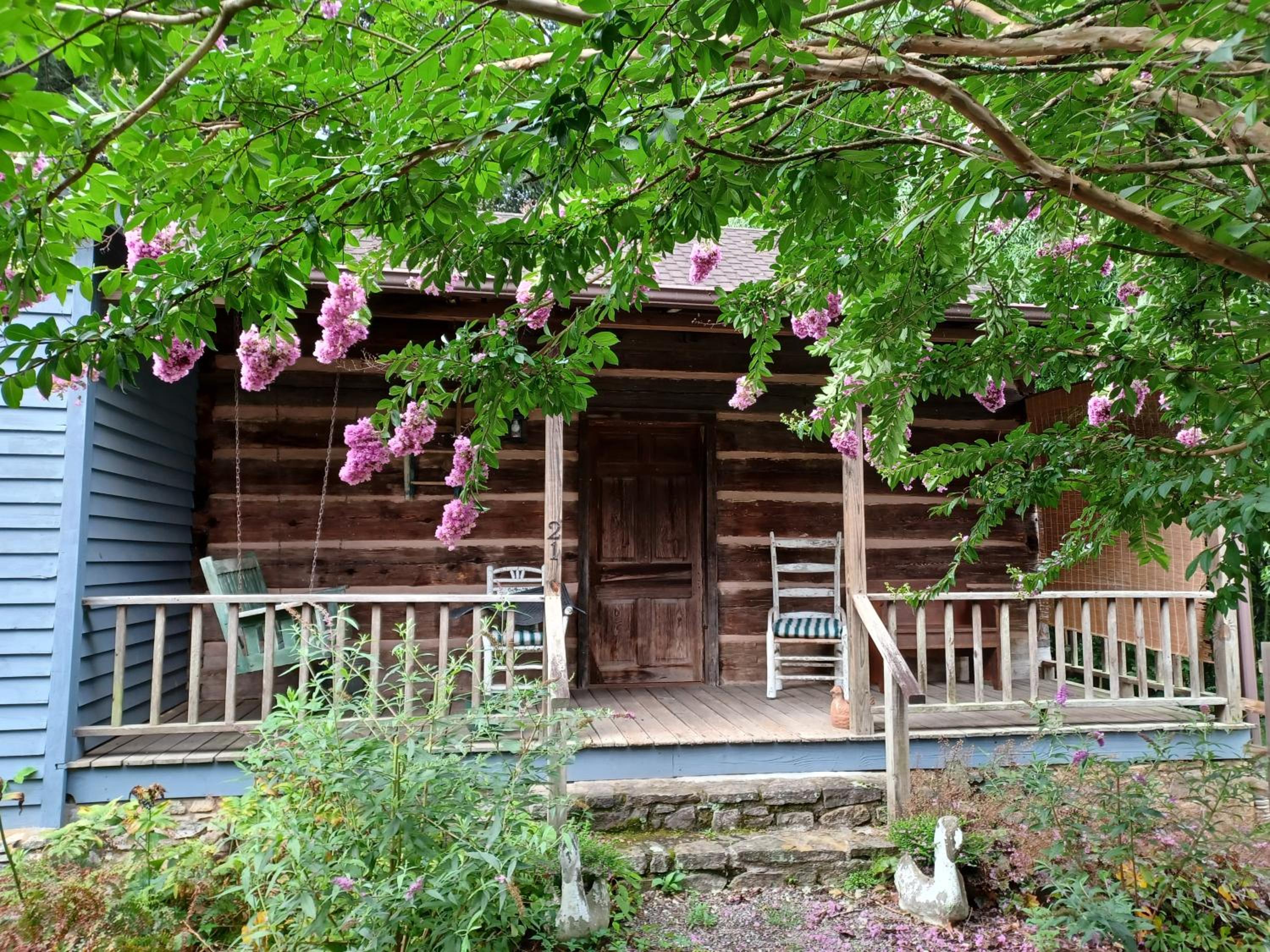 Restored1850s log cabin, with gazebo and gardens! 1 mile to downtown Weaverville