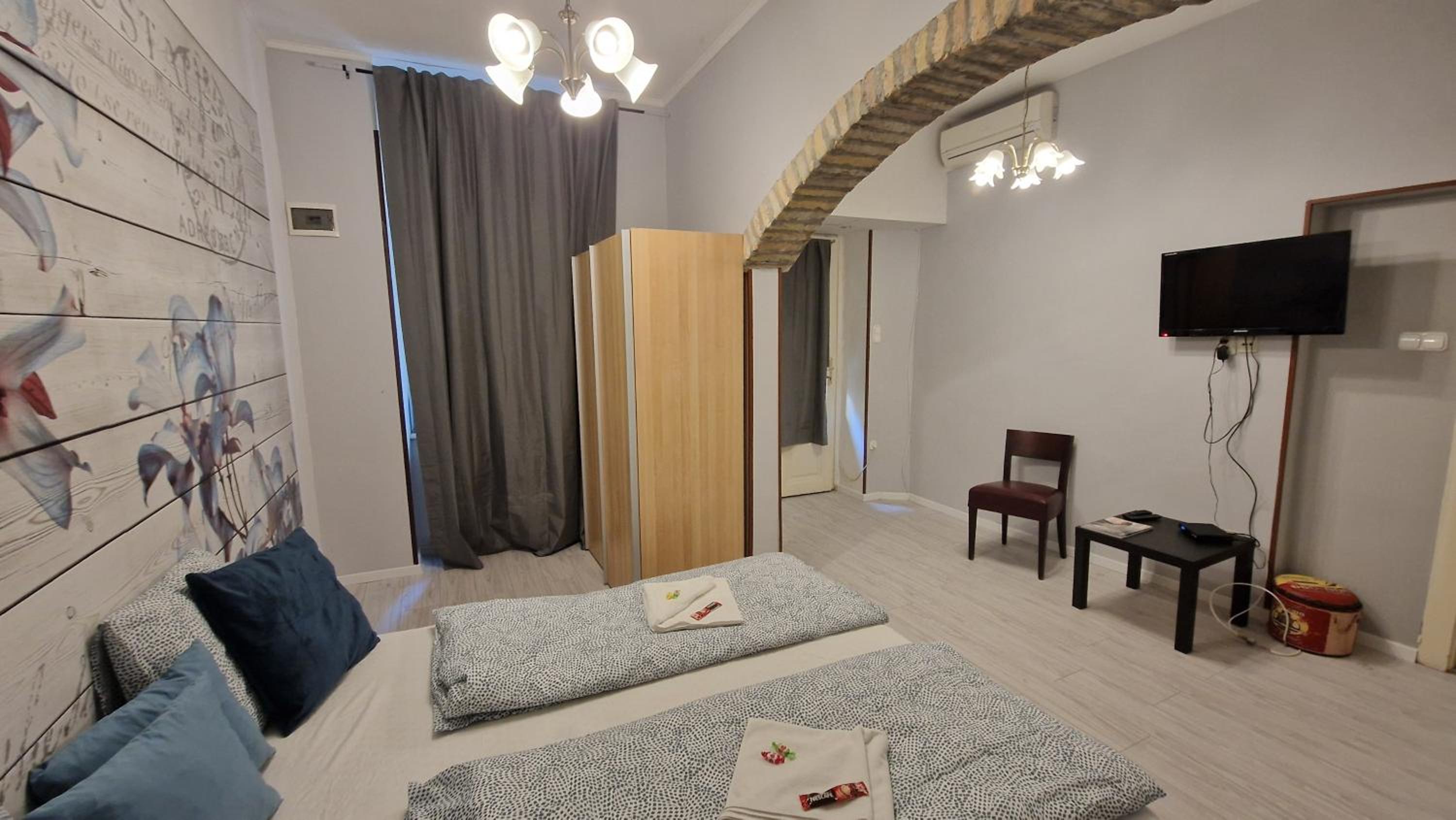 Spring Roses Downtown Boutique Apartment ON THE FAMOUS VÁCI FASHION STREET FREE COFFEE, TEE view 3