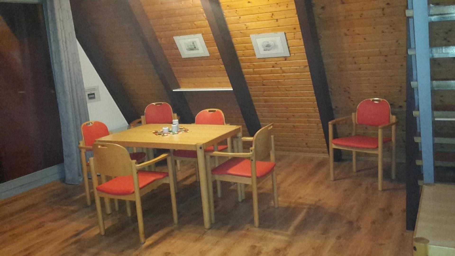 Unmittelbar hinter dem Deich gelegenes Nurdachhaus