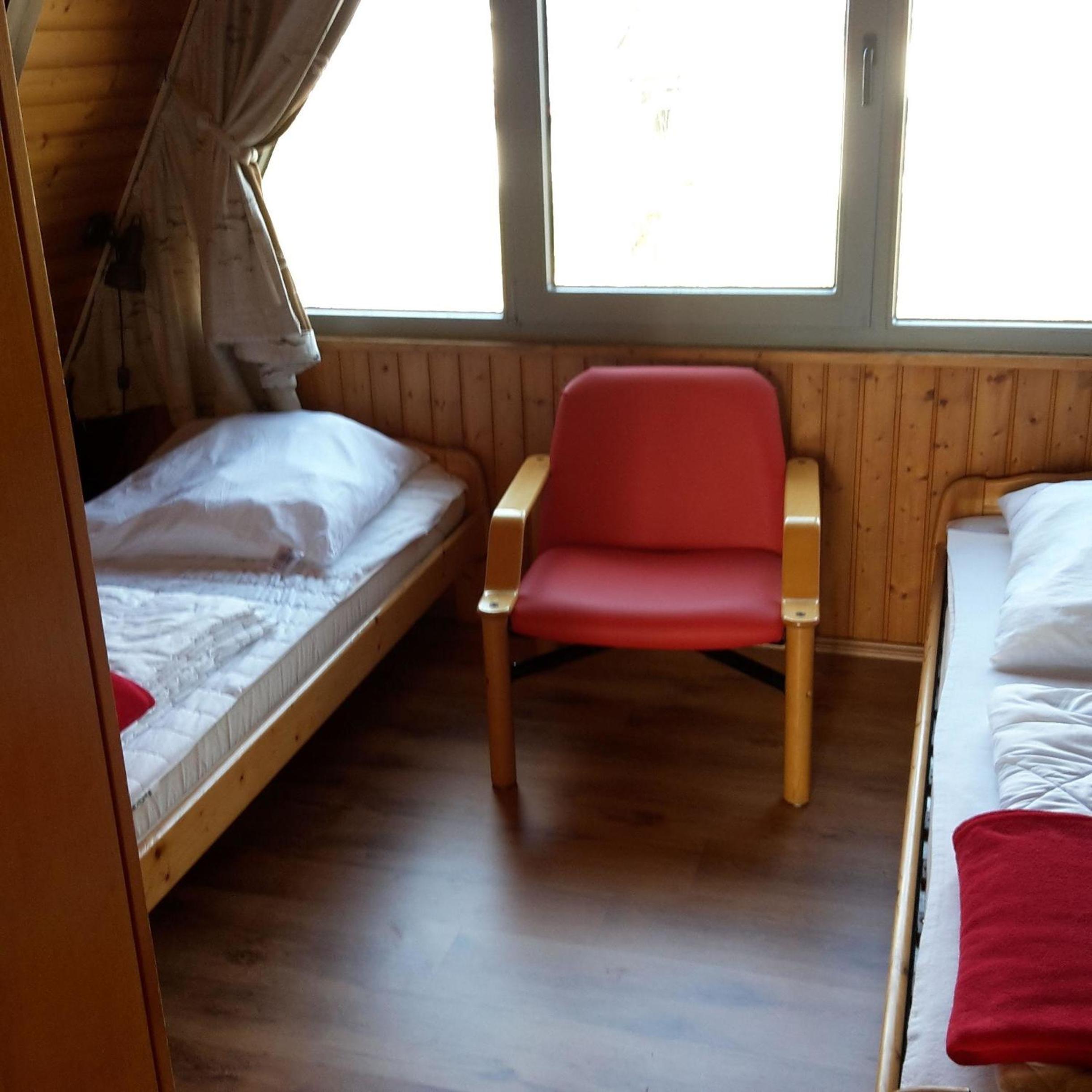 Unmittelbar hinter dem Deich gelegenes Nurdachhaus