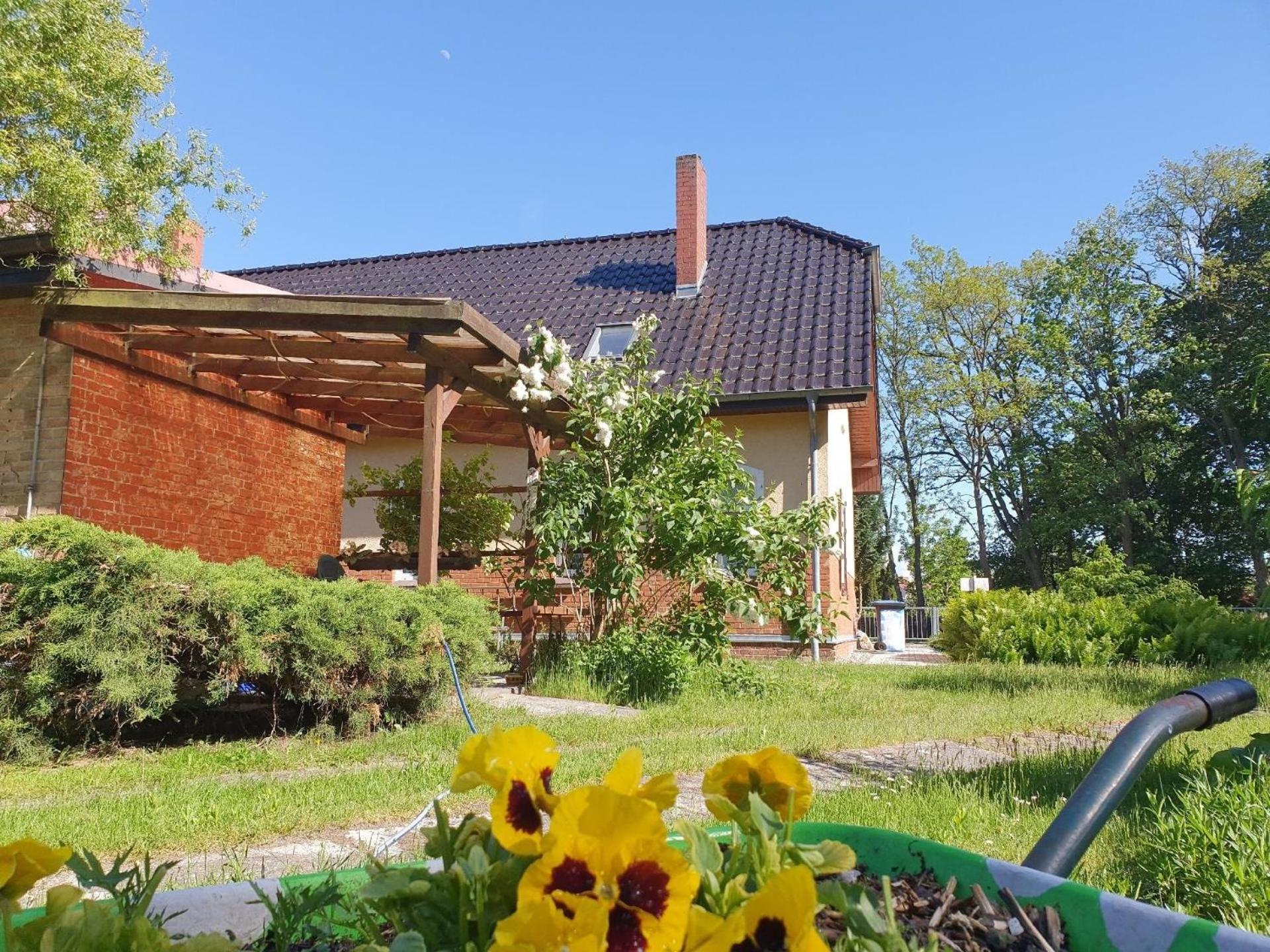 Geräumiges und liebevoll eingerichtetes Ferienhaus für bis zu zehn Personen mit Terrasse und Grill im Garten