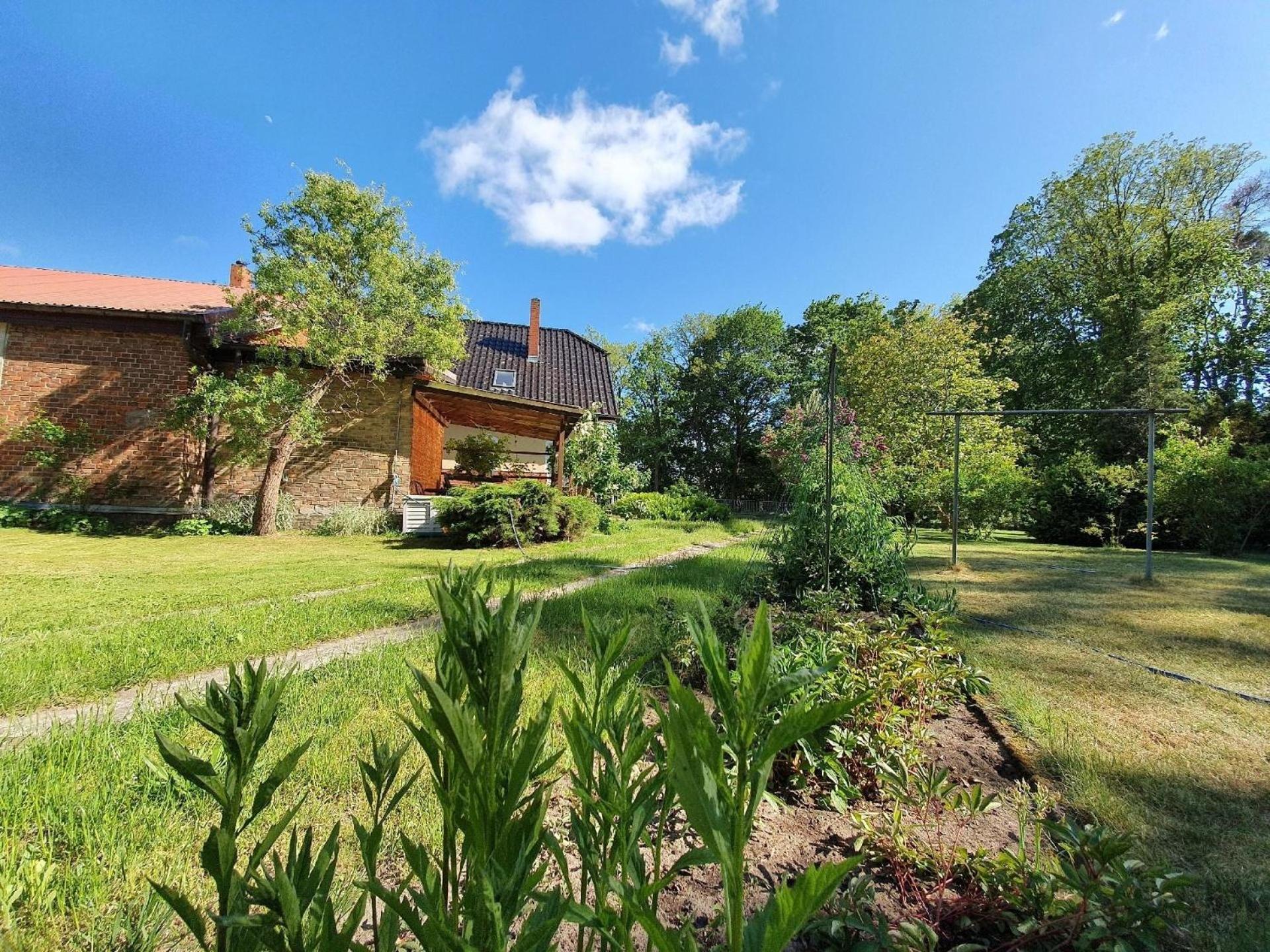 Geräumiges und liebevoll eingerichtetes Ferienhaus für bis zu zehn Personen mit Terrasse und Grill im Garten
