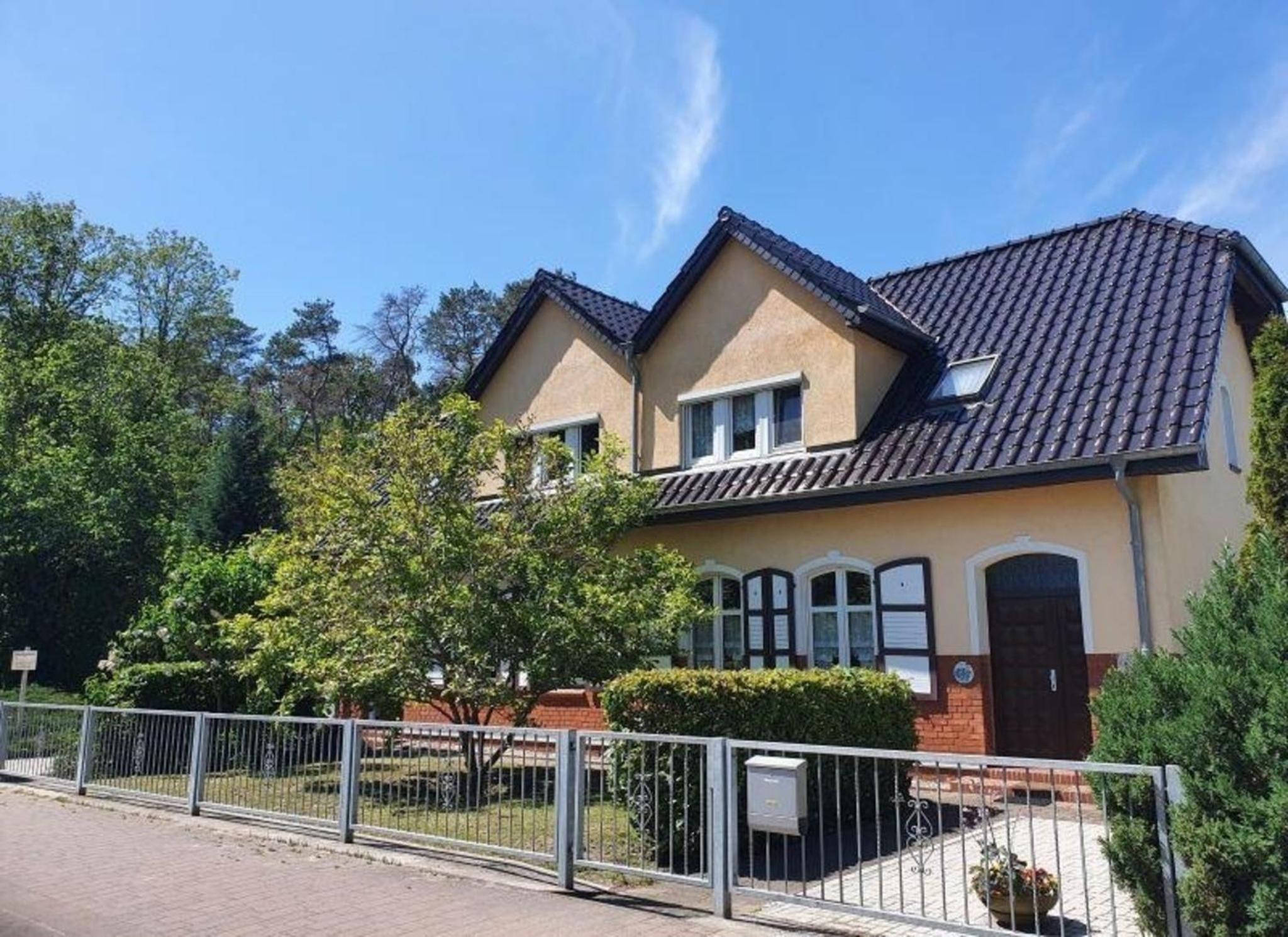 Geräumiges und liebevoll eingerichtetes Ferienhaus für bis zu zehn Personen mit Terrasse und Grill im Garten