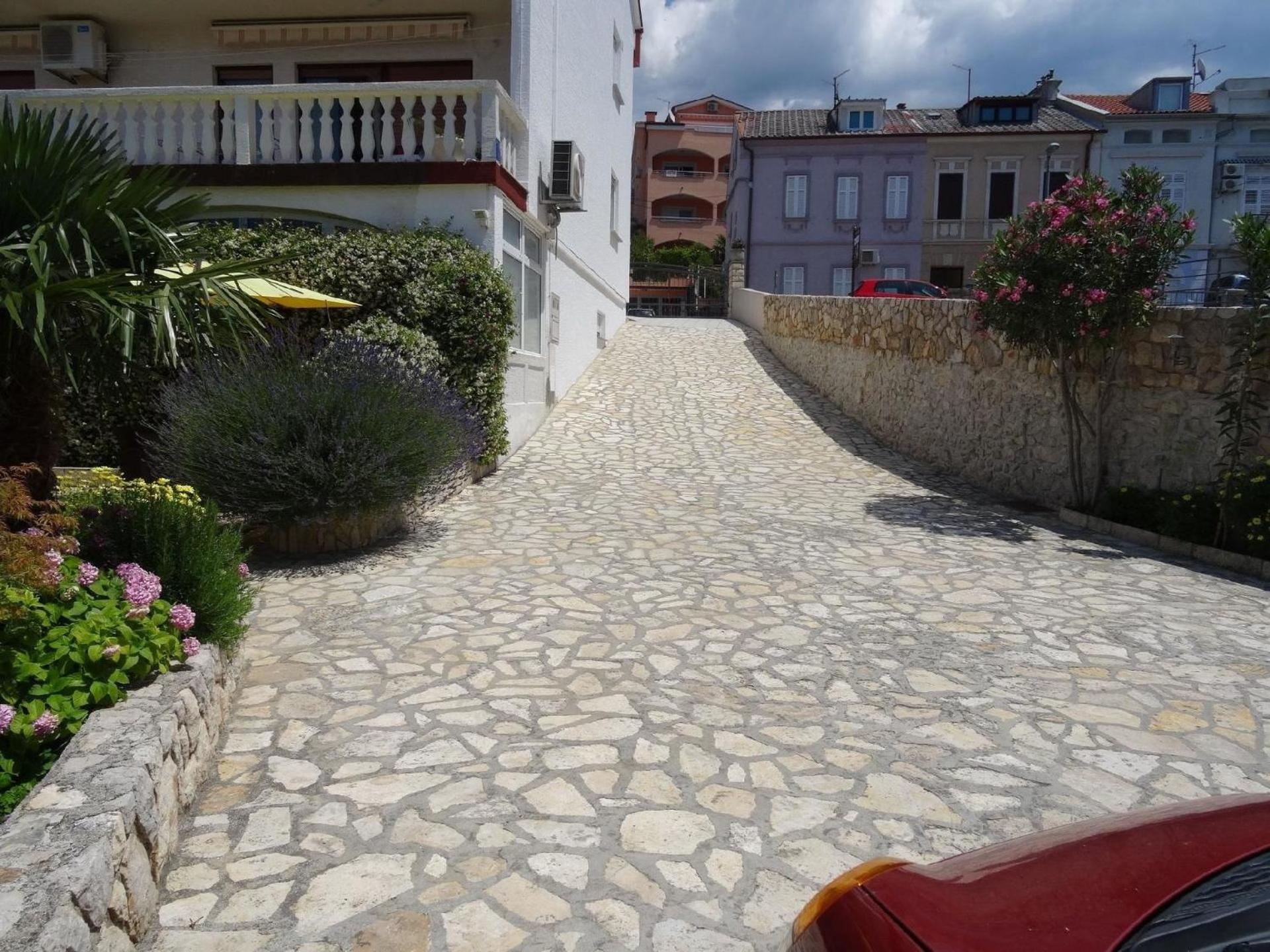 Appartement in Crikvenica mit Großer Terrasse